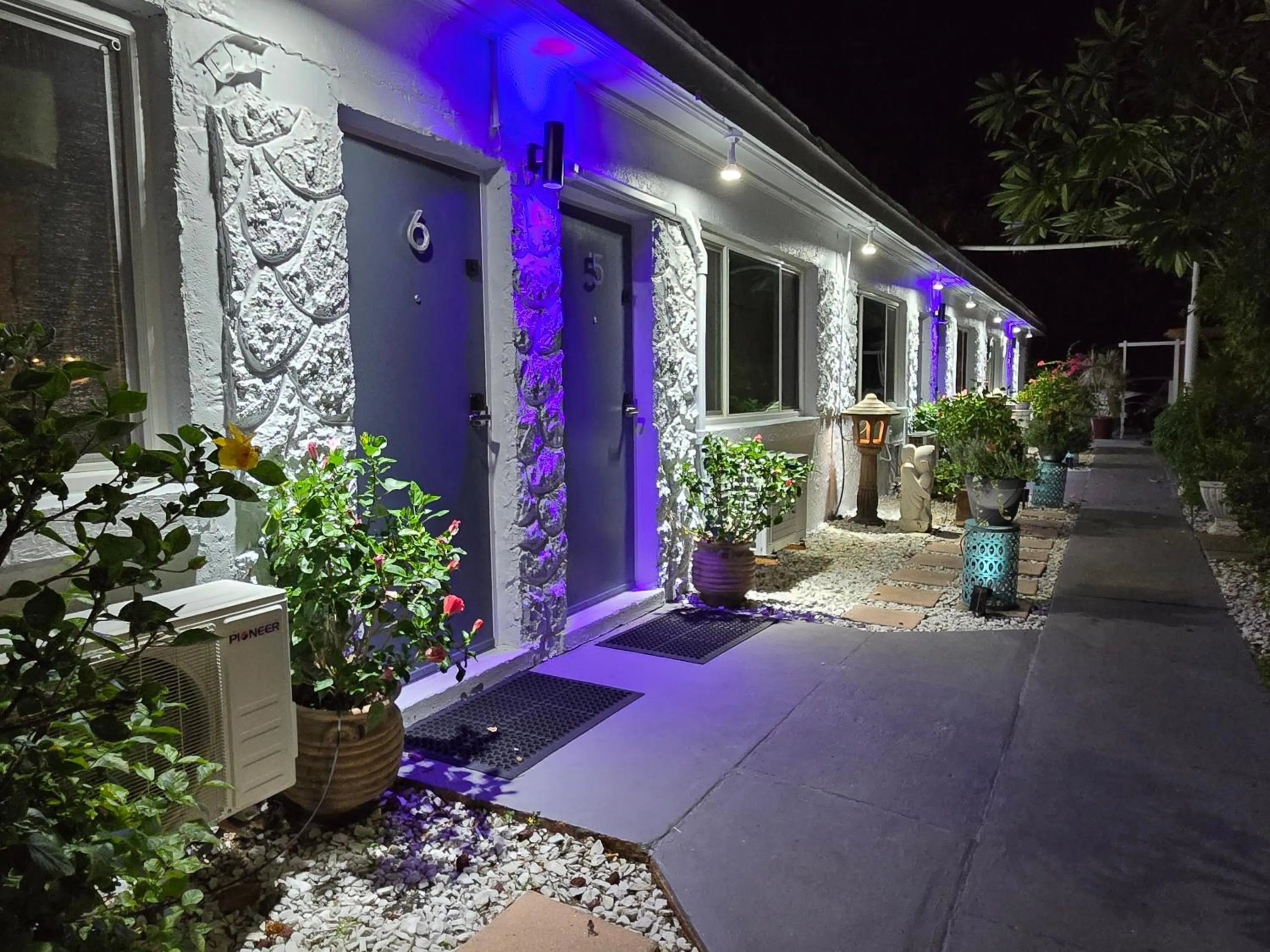 Property building in Barefoot mailman motel