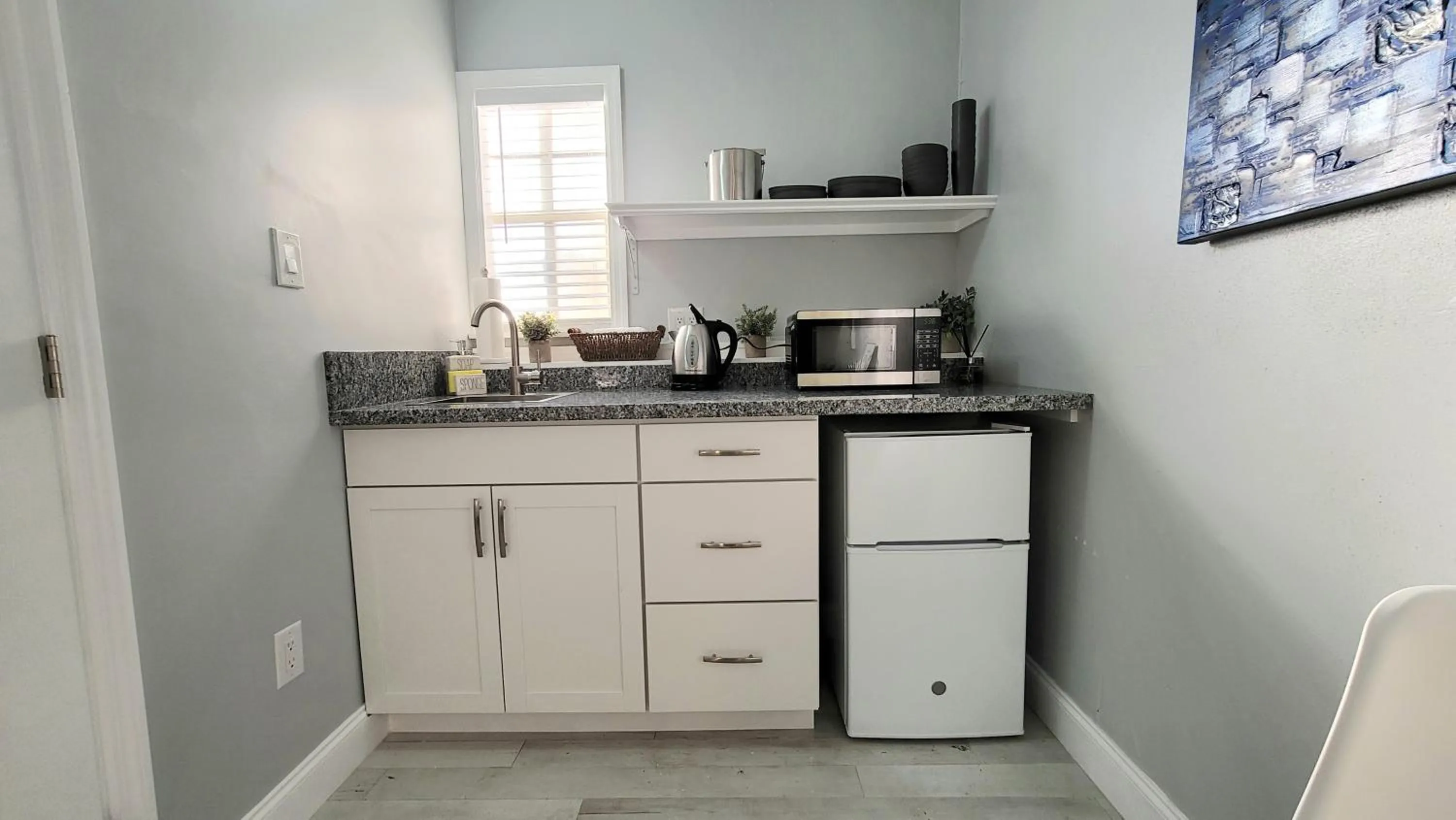 Kitchen or kitchenette in Barefoot mailman motel