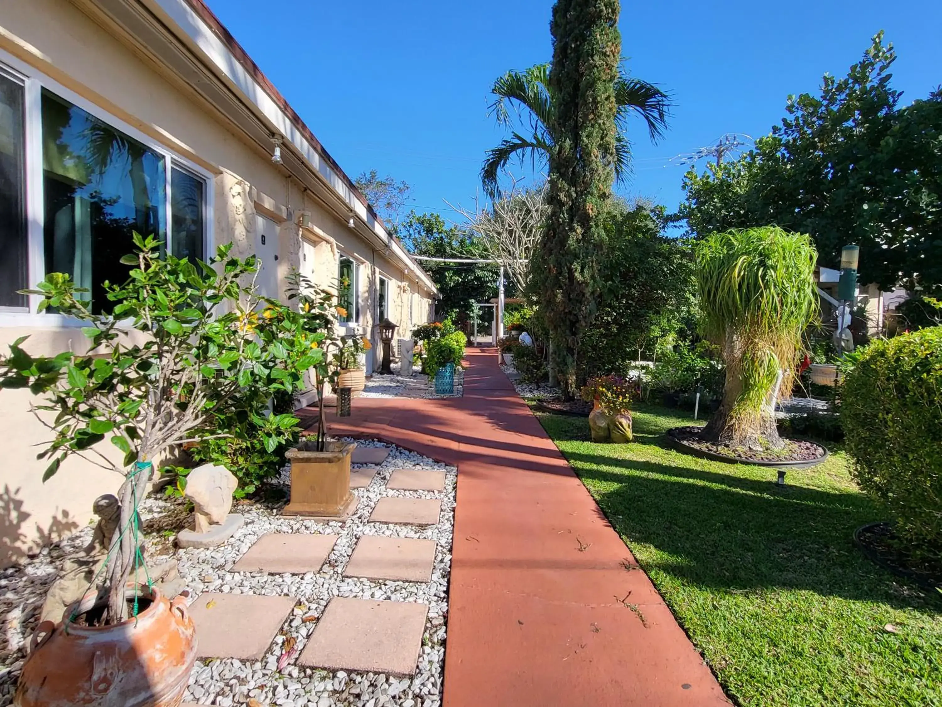 Property building in Barefoot mailman motel Property building in Barefoot mailman motel