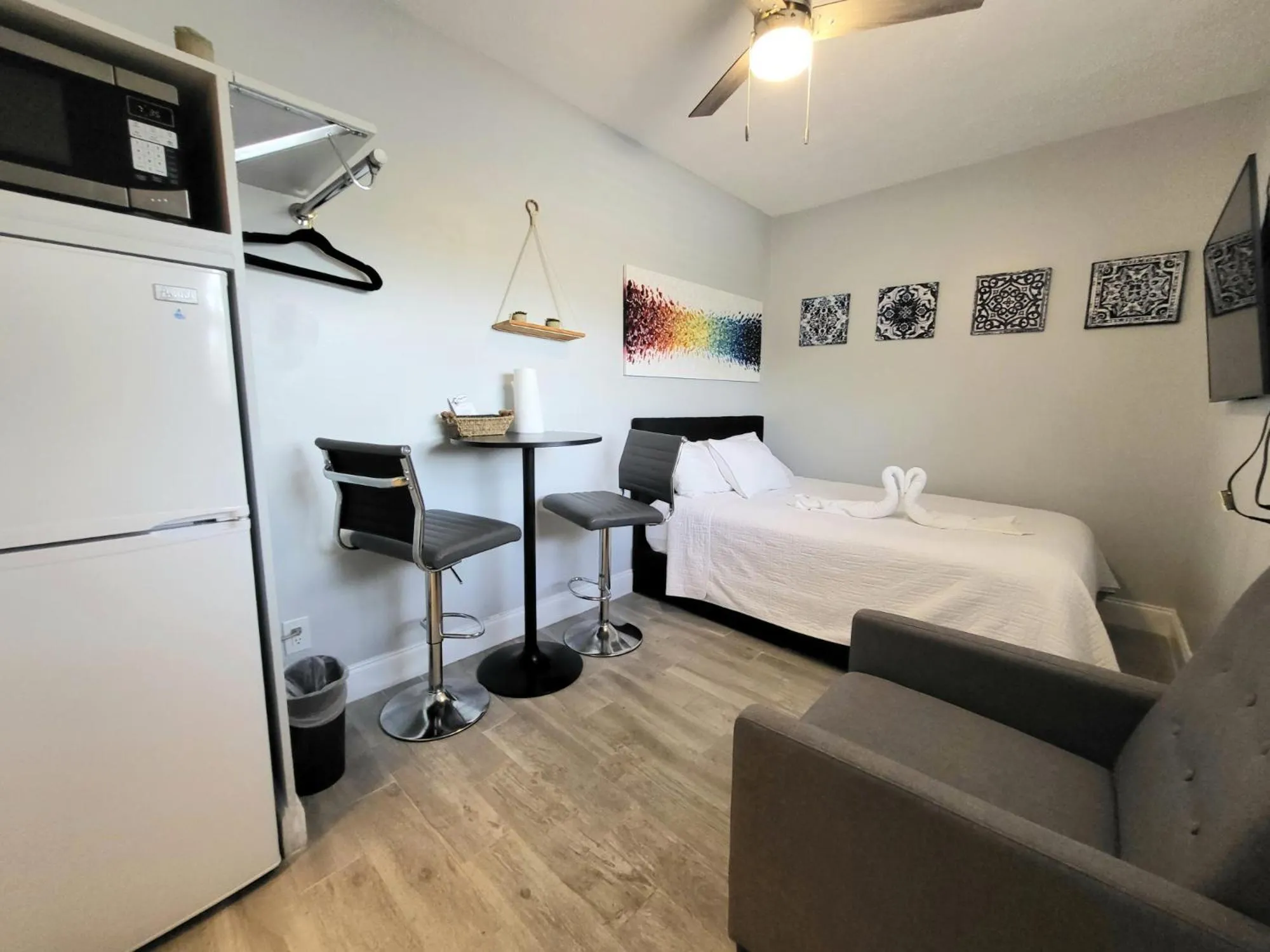 Photo of the whole room, Bed in Barefoot mailman motel