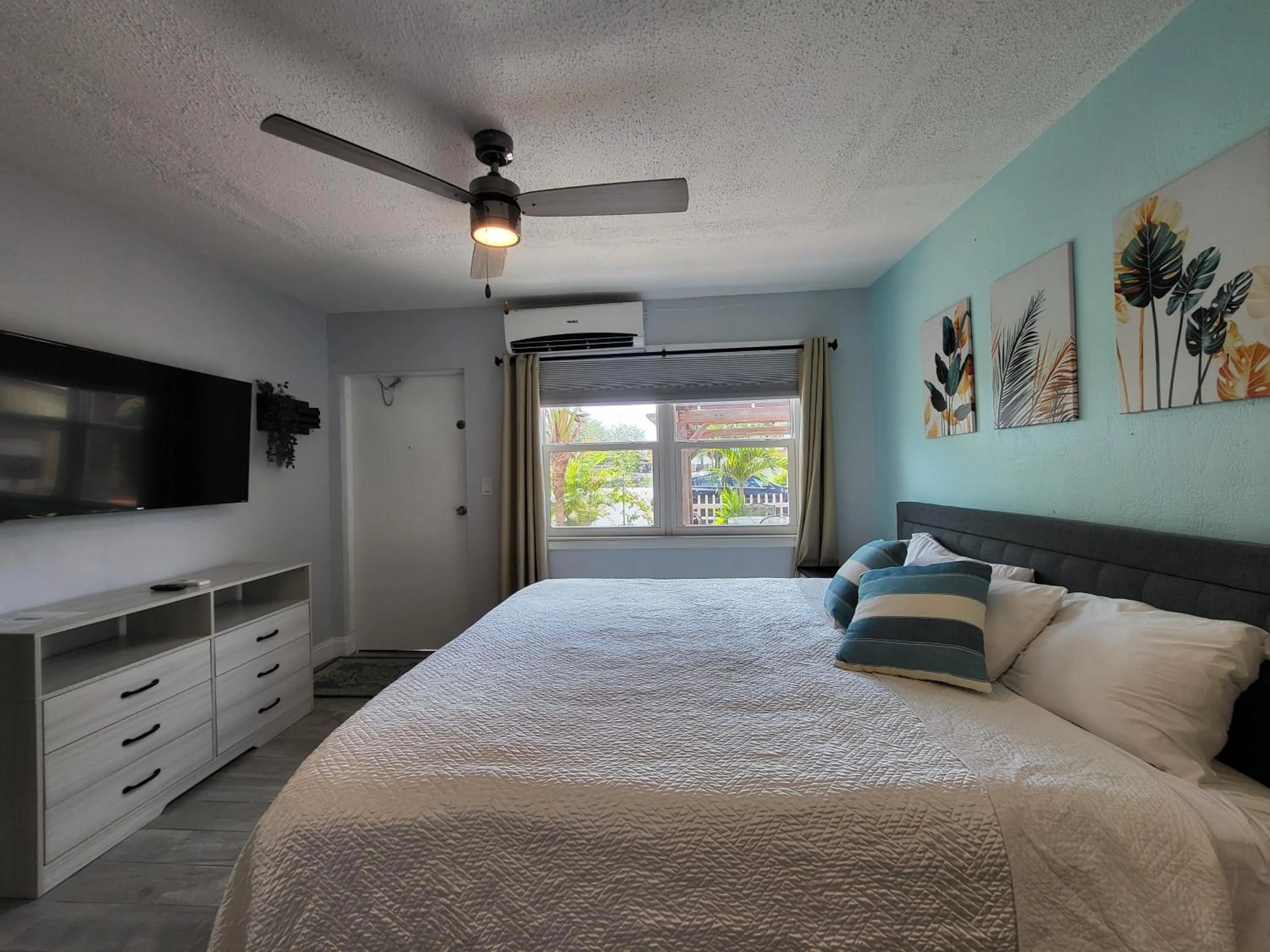 Bedroom, Bed in Barefoot mailman motel