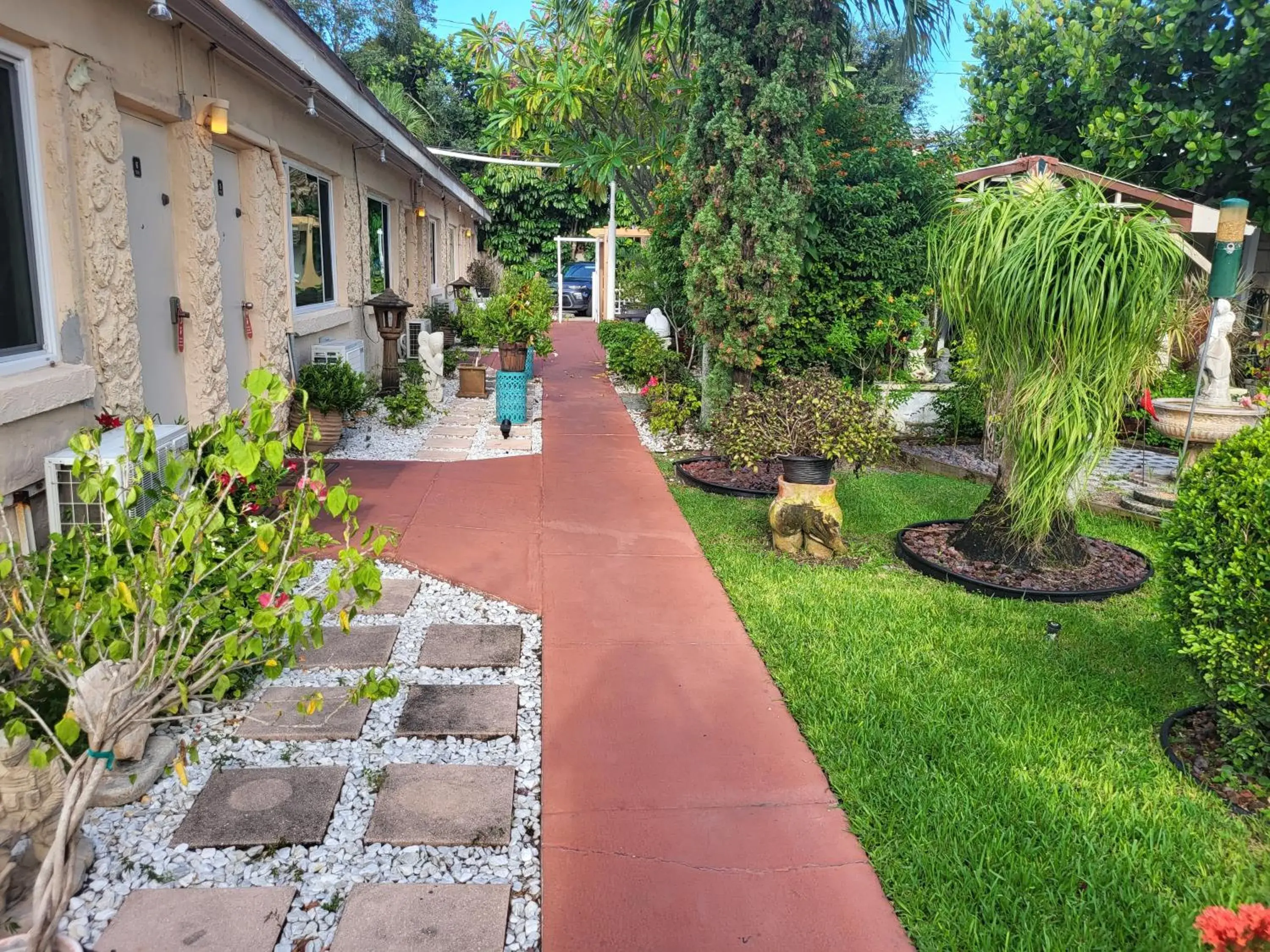 Property building in Barefoot mailman motel Property building in Barefoot mailman motel