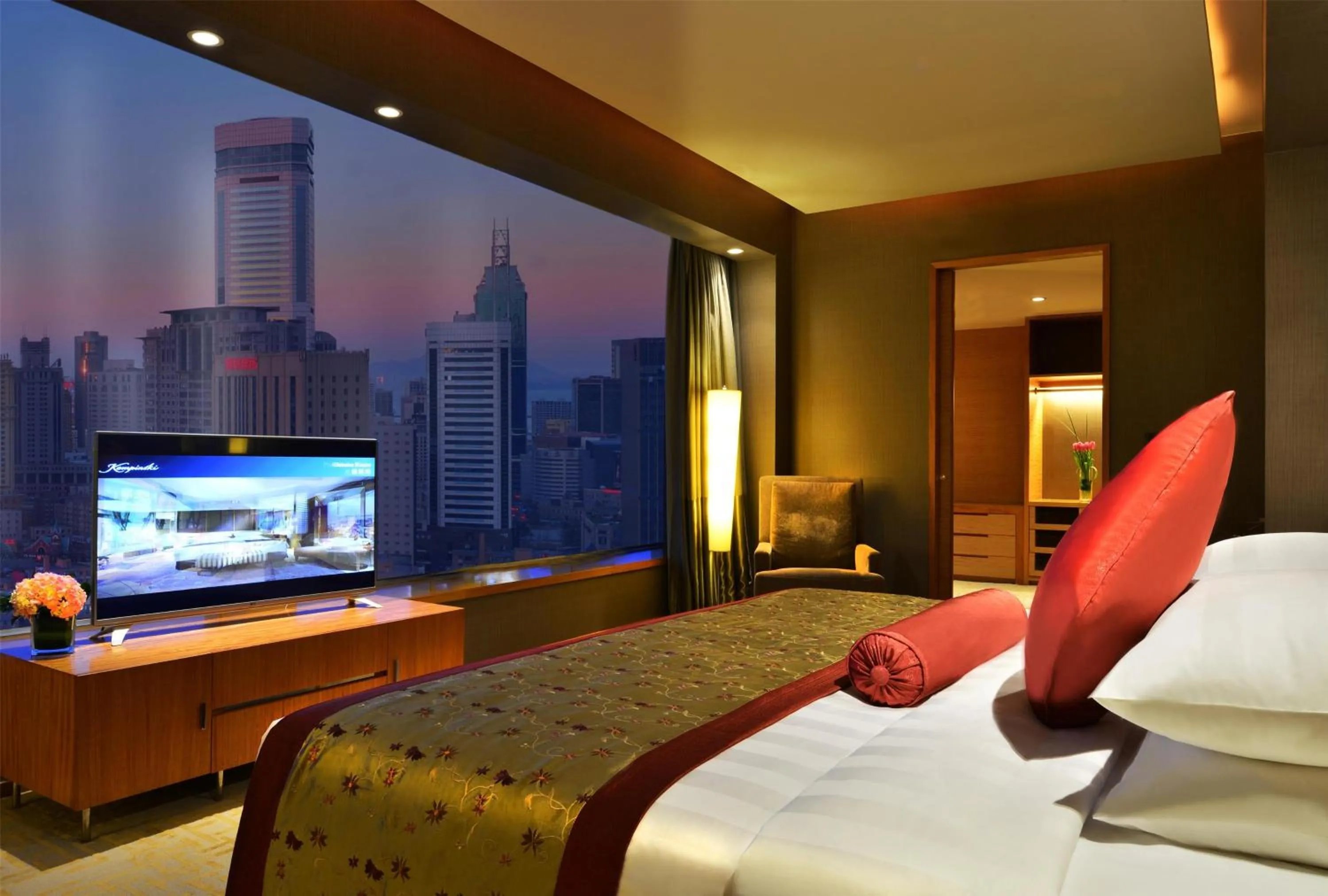 Photo of the whole room, Bed in Kempinski Hotel Dalian