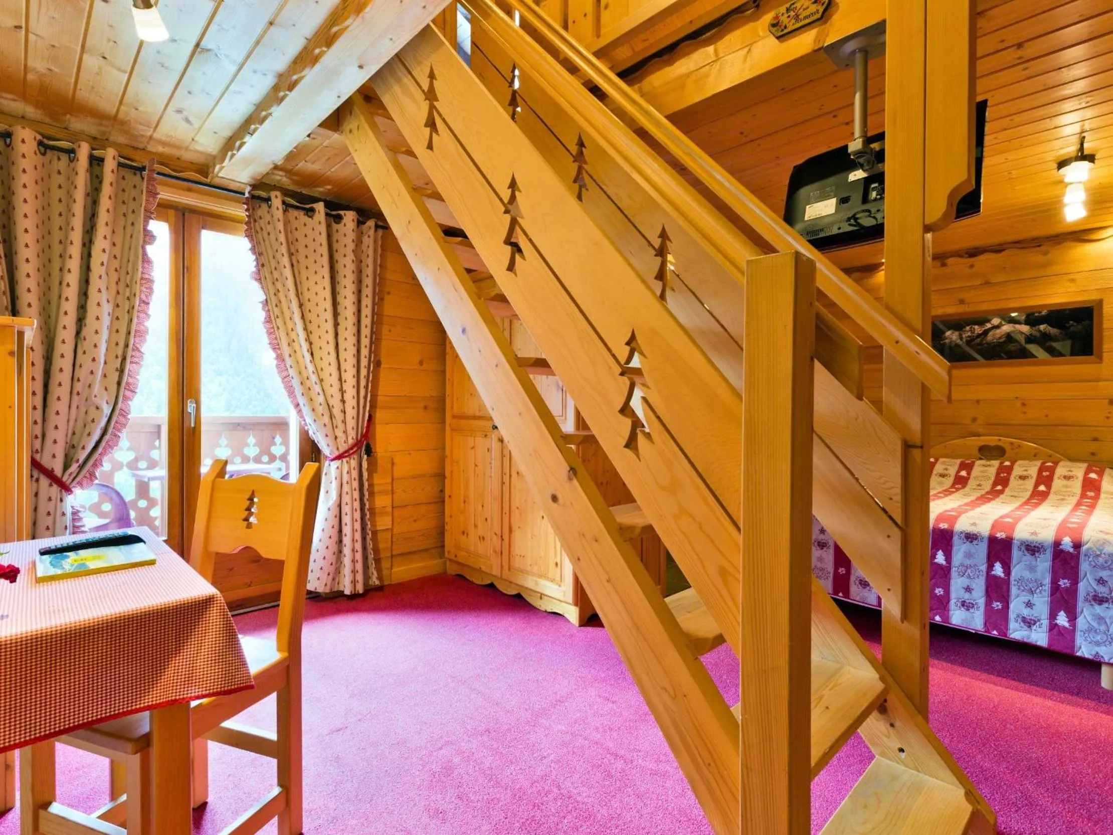 Photo of the whole room, Bed in Le Roitelet