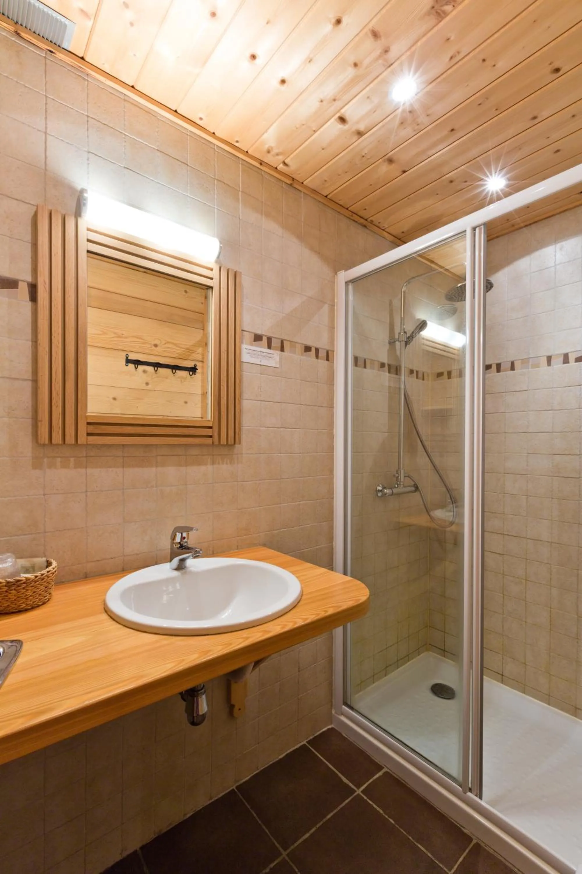 Shower in Le Roitelet