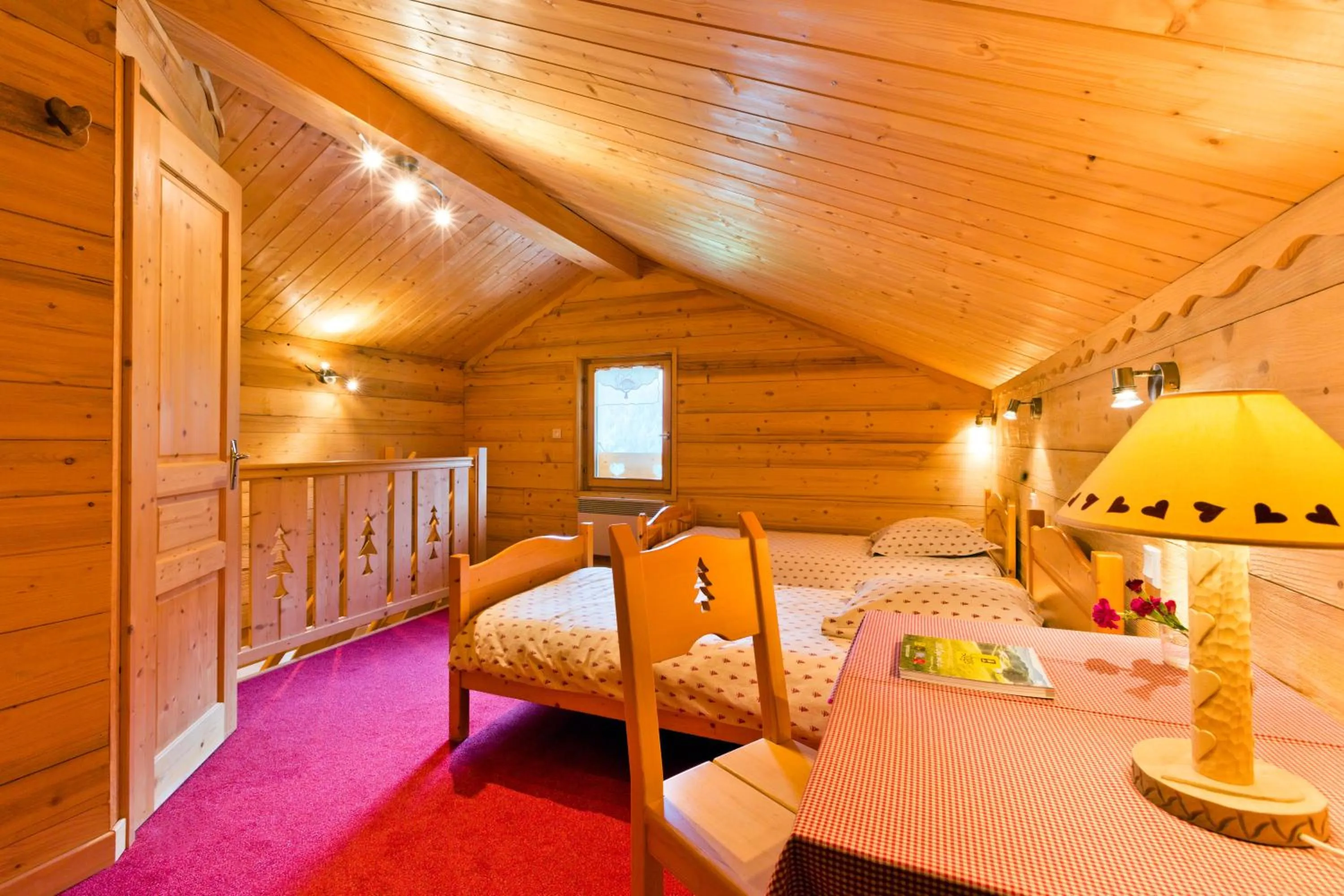 Photo of the whole room, Bed in Le Roitelet