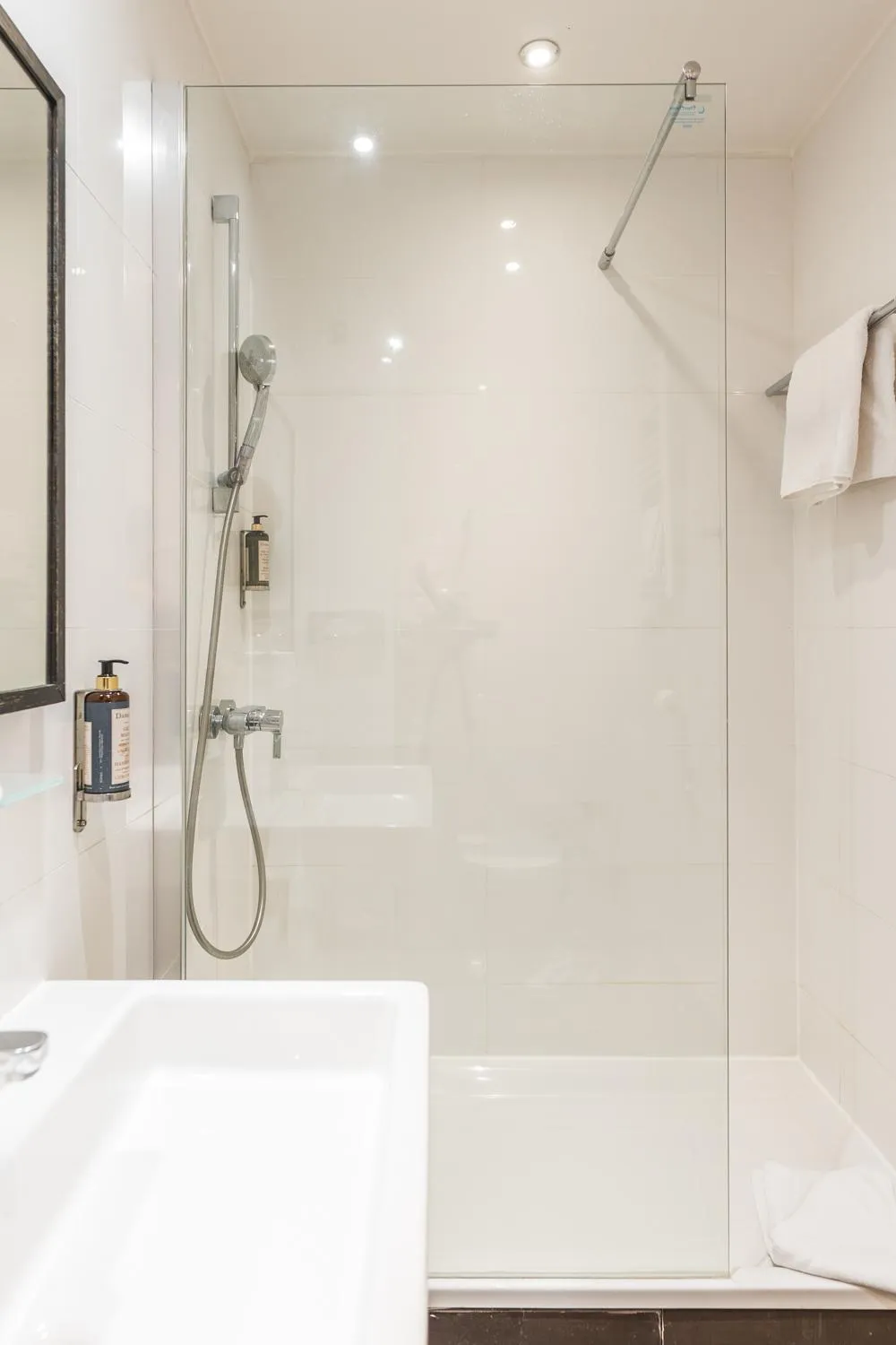 Shower in Best Western Hotel Acadie Paris Nord Villepinte