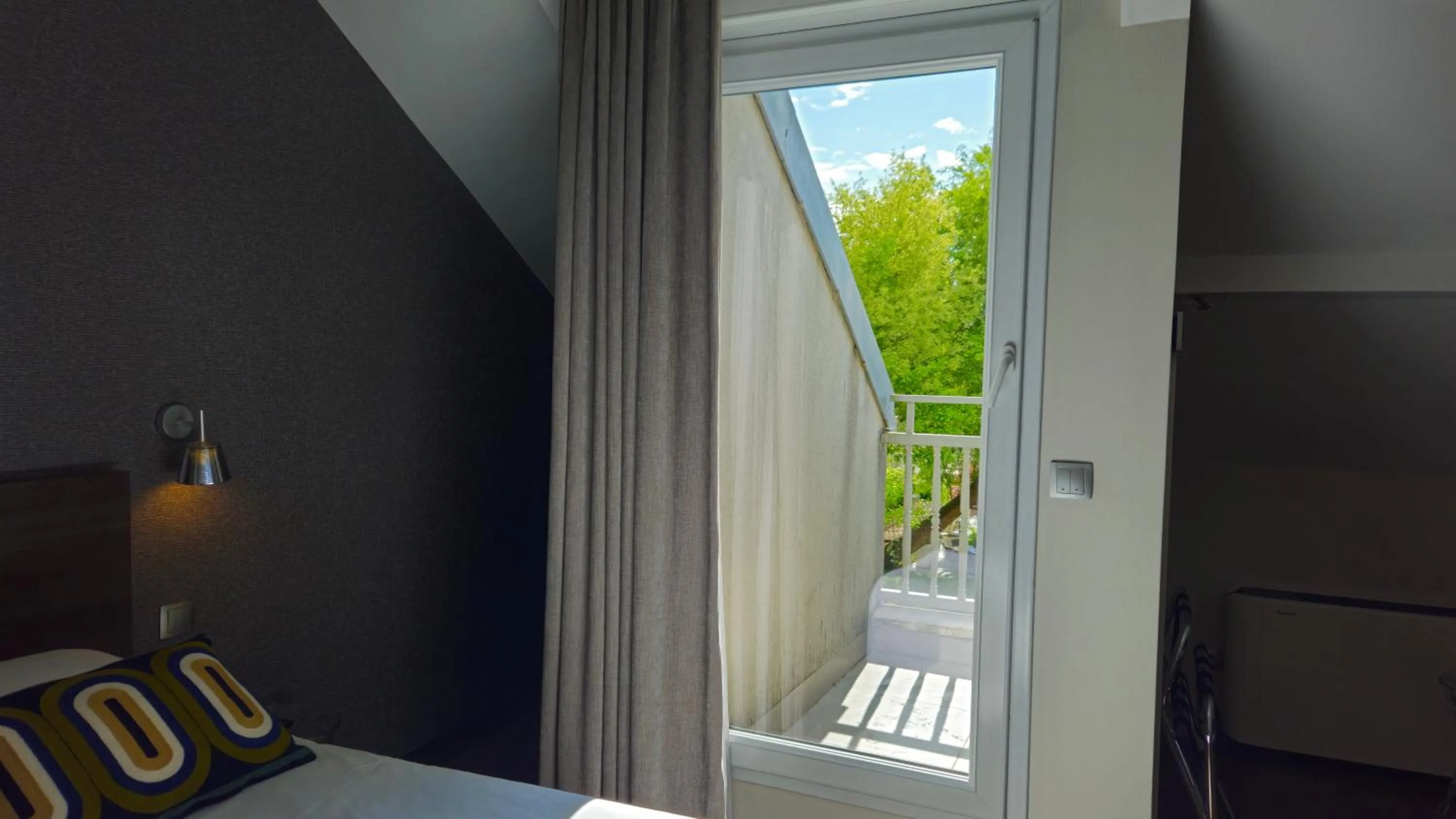 View (from property/room), Bed in Best Western Hotel Acadie Paris Nord Villepinte