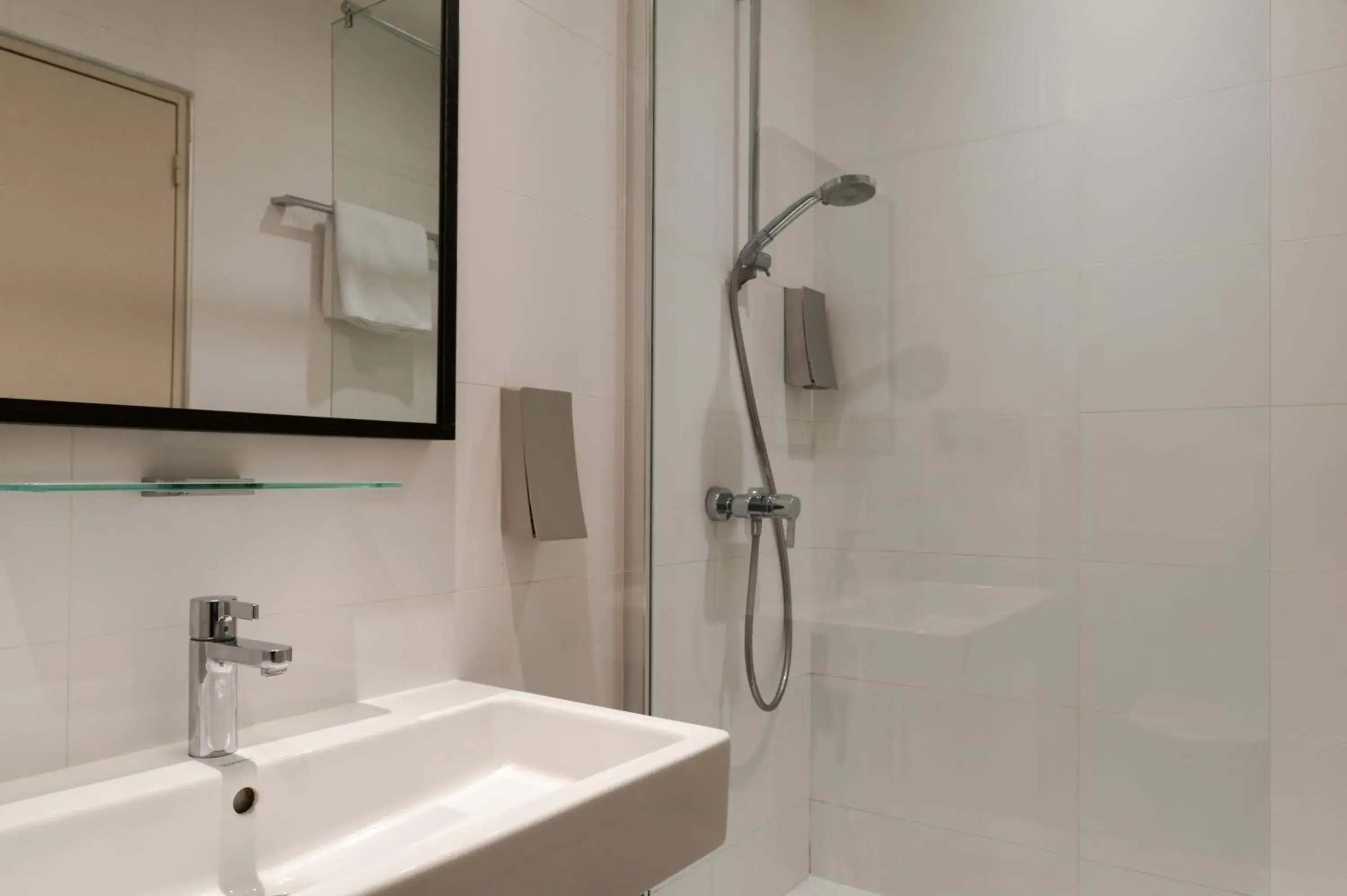 Bathroom in Best Western Hotel Acadie Paris Nord Villepinte