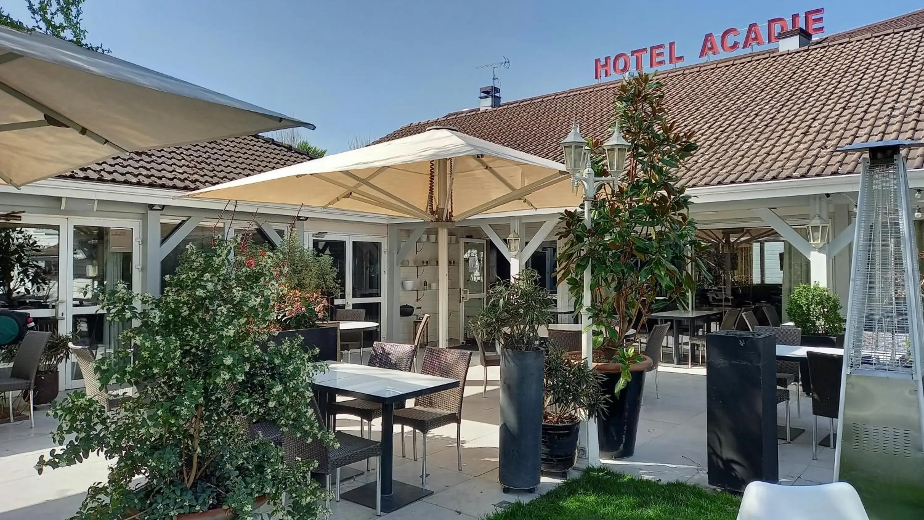 Patio in Best Western Hotel Acadie Paris Nord Villepinte