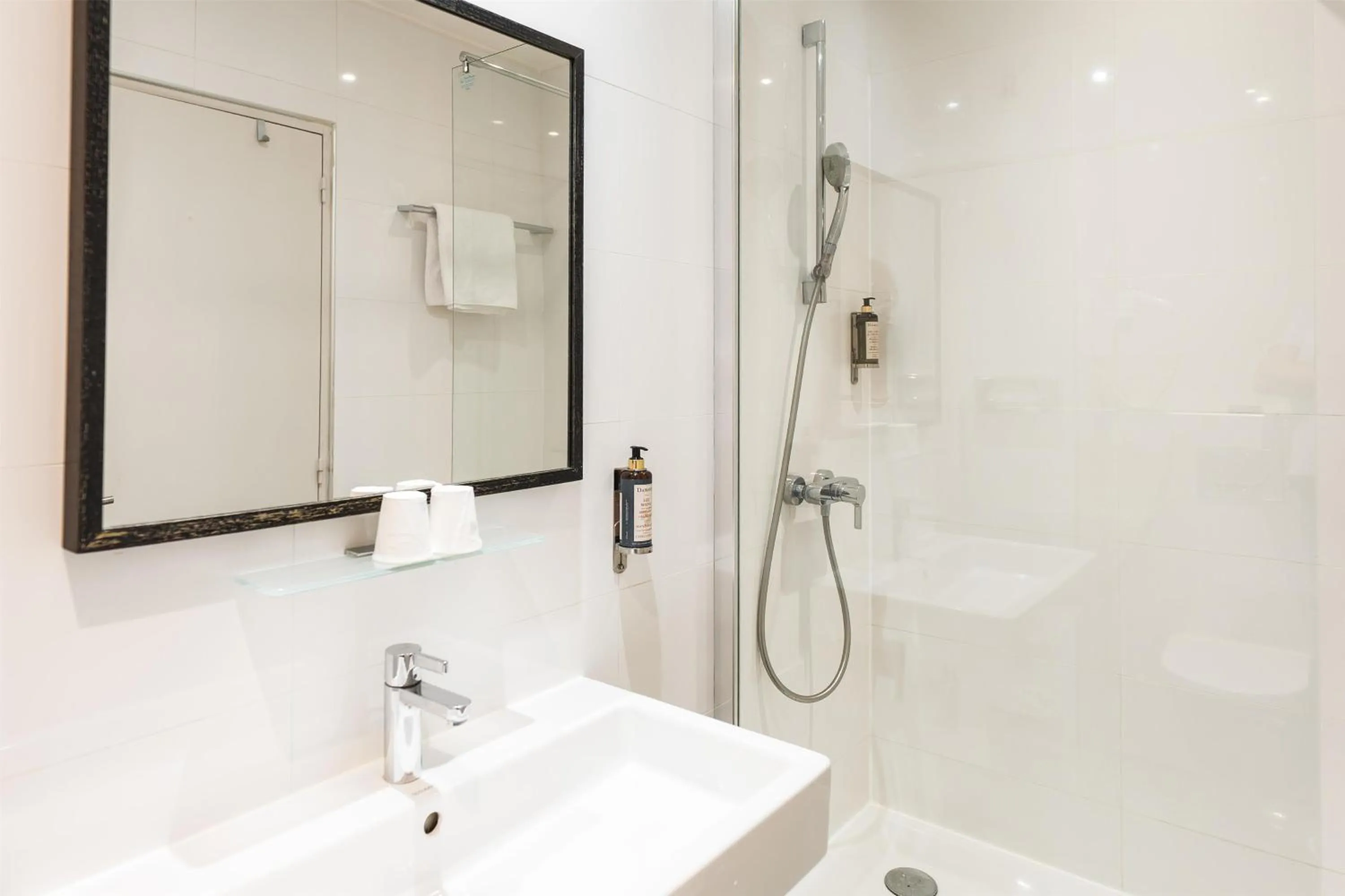 Bathroom in Best Western Hotel Acadie Paris Nord Villepinte