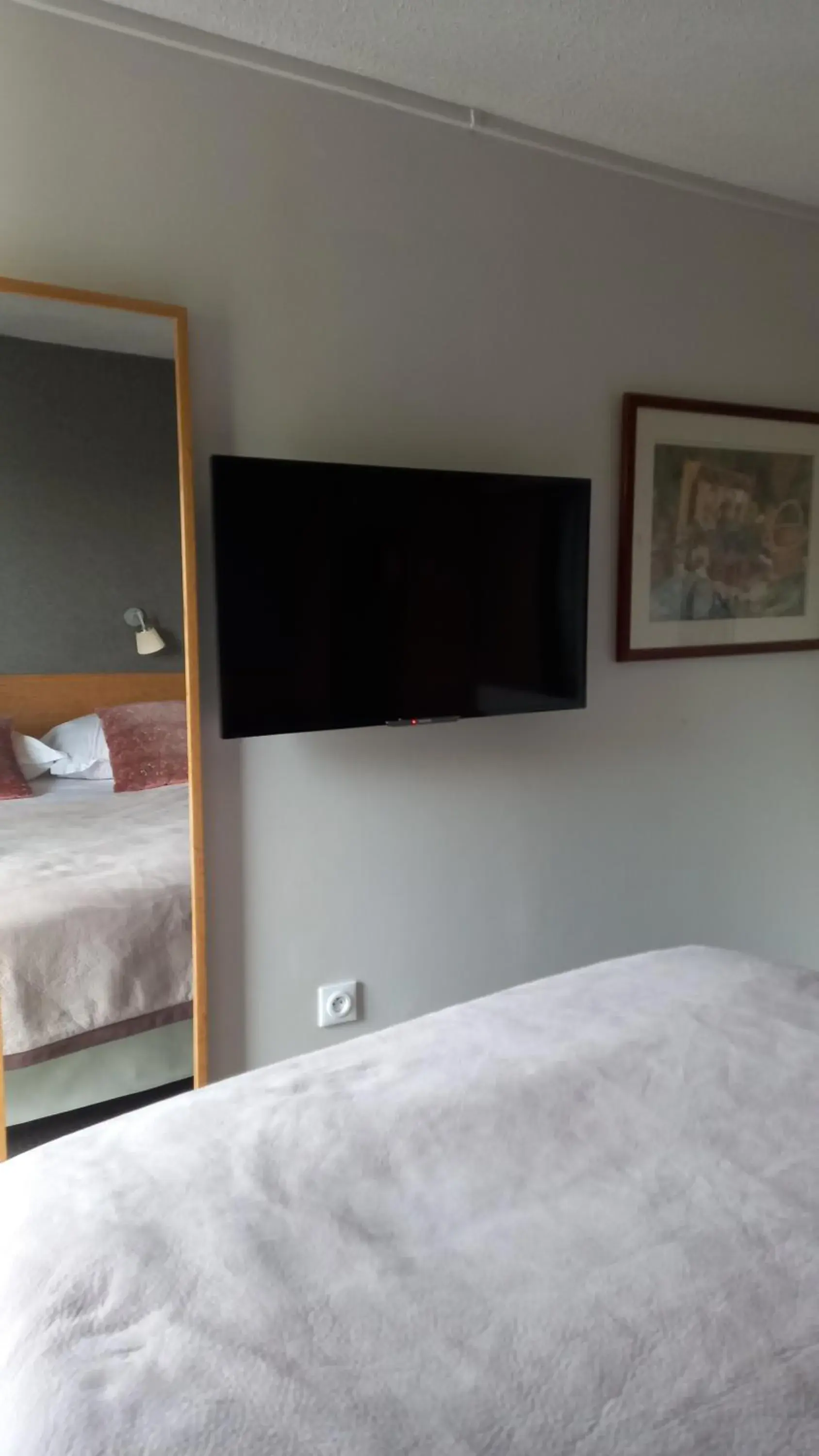 TV/Entertainment Center in Best Western Hotel Acadie Paris Nord Villepinte