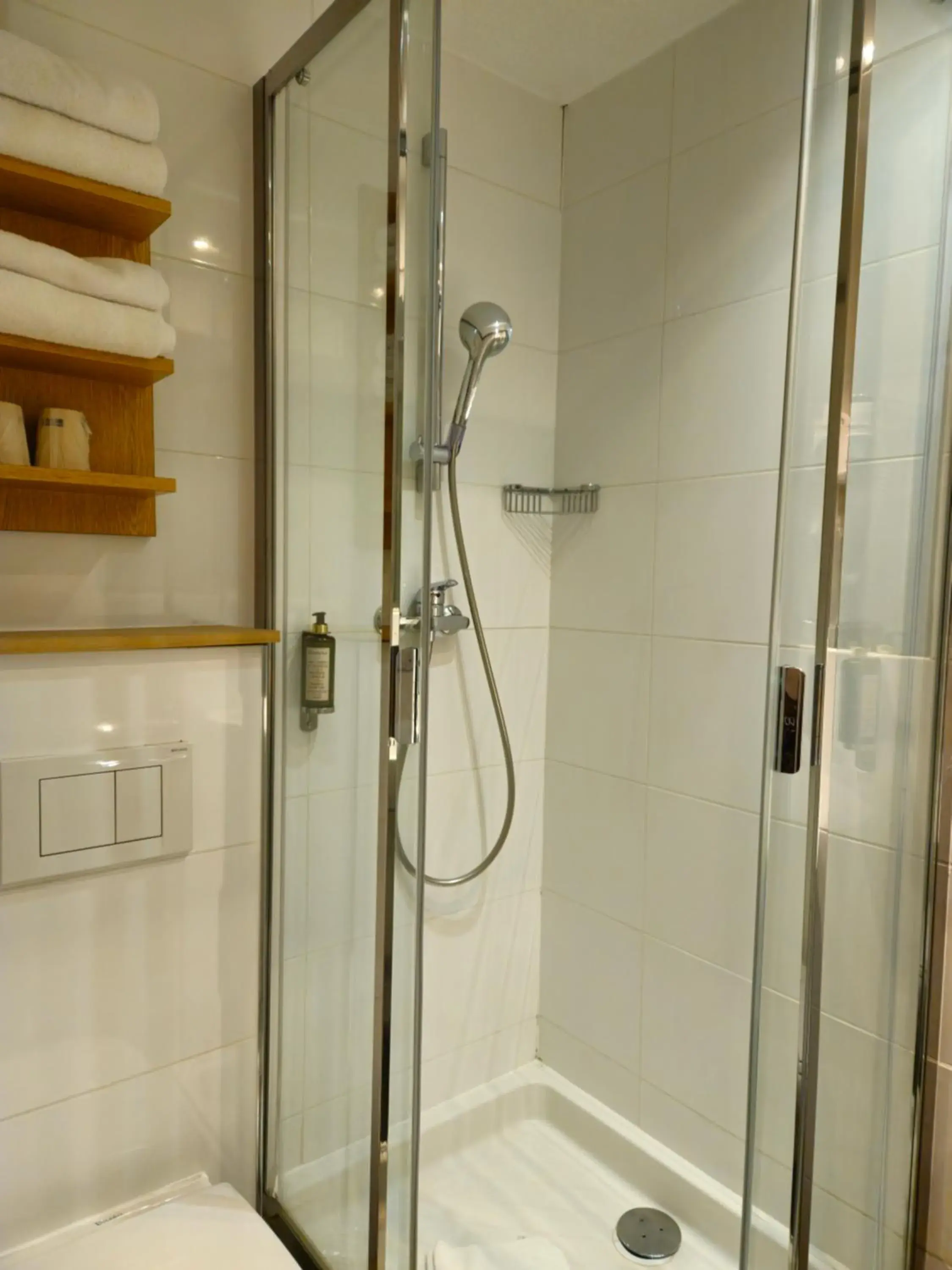 Bathroom in Best Western Hotel Acadie Paris Nord Villepinte Bathroom in Best Western Hotel Acadie Paris Nord Villepinte