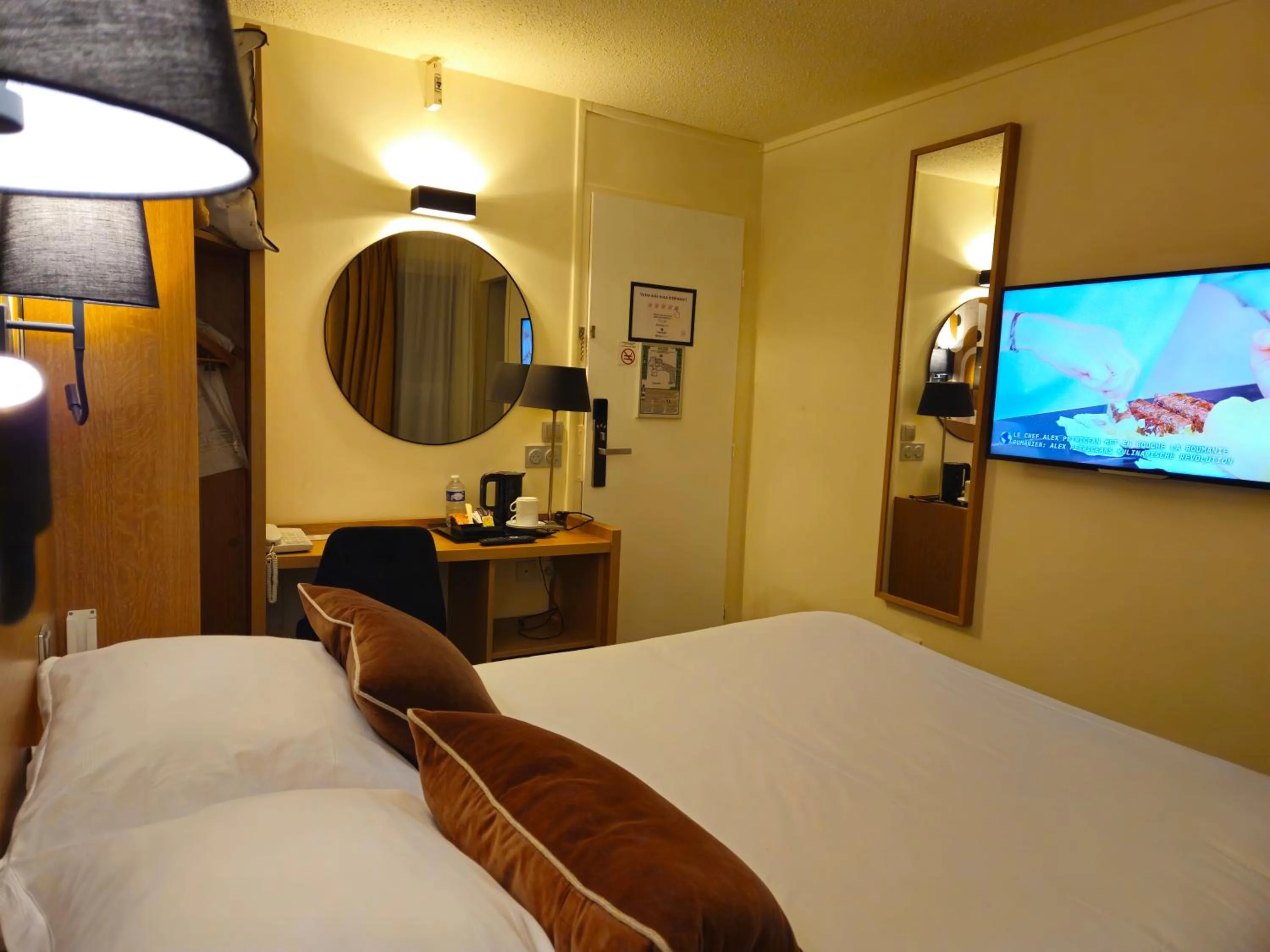 Bed in Best Western Hotel Acadie Paris Nord Villepinte