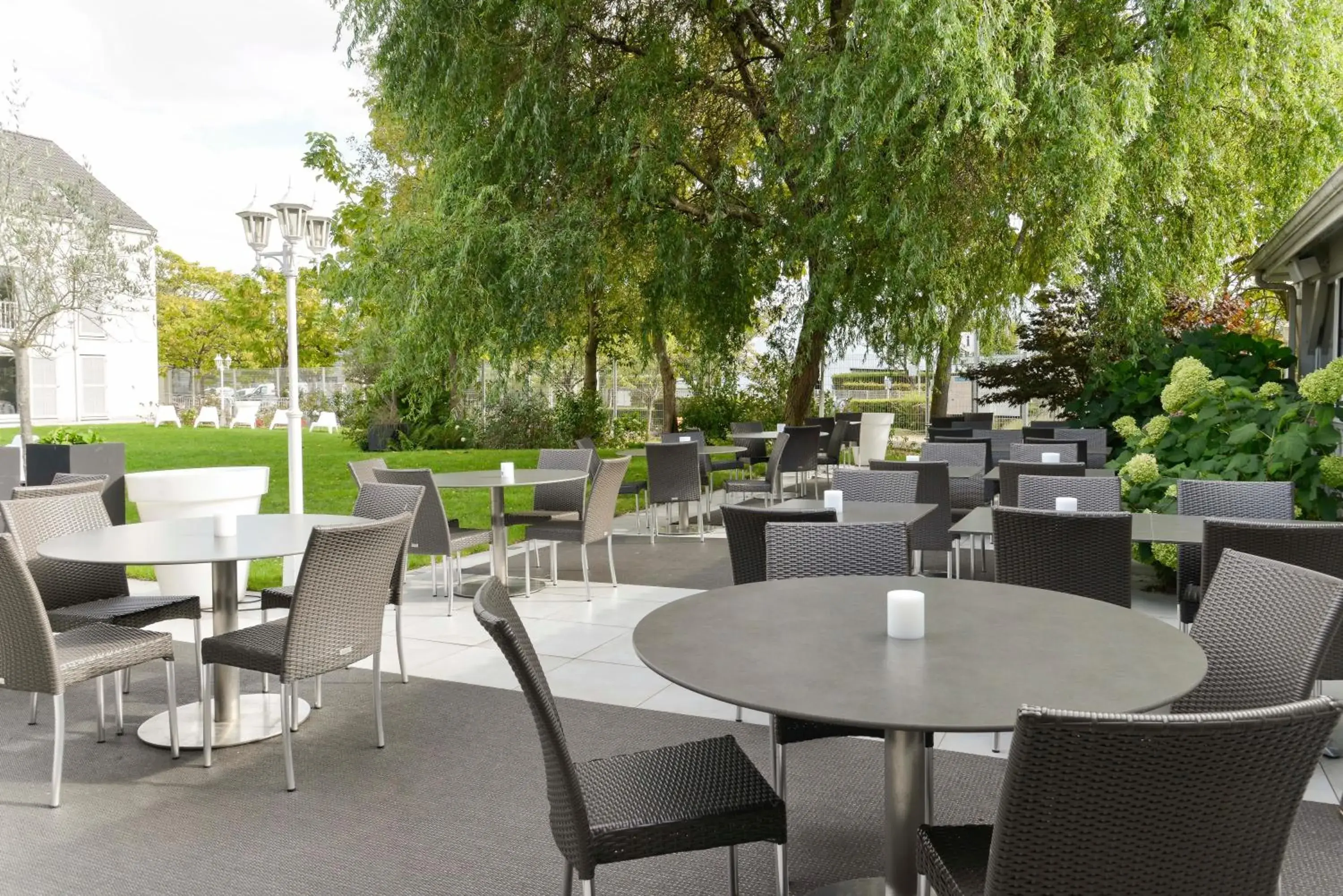 Patio, Restaurant/Places to Eat in Best Western Hotel Acadie Paris Nord Villepinte