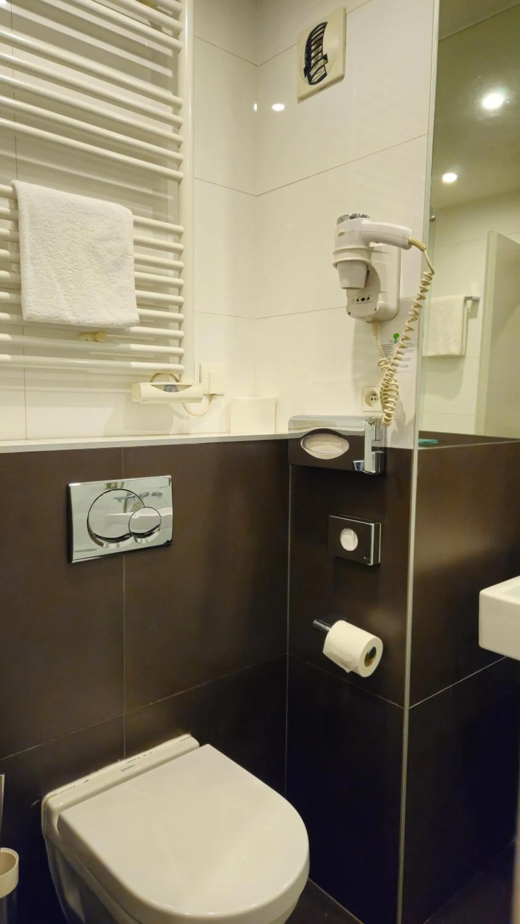 Toilet in Best Western Hotel Acadie Paris Nord Villepinte