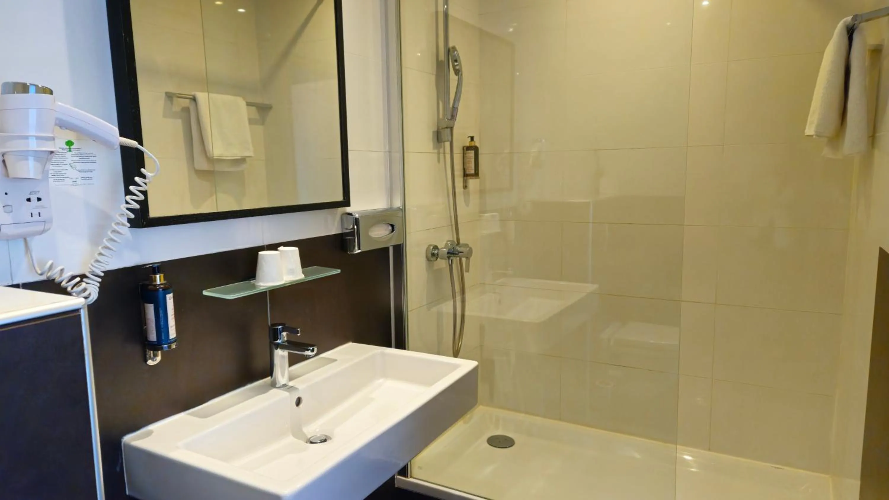 Shower in Best Western Hotel Acadie Paris Nord Villepinte