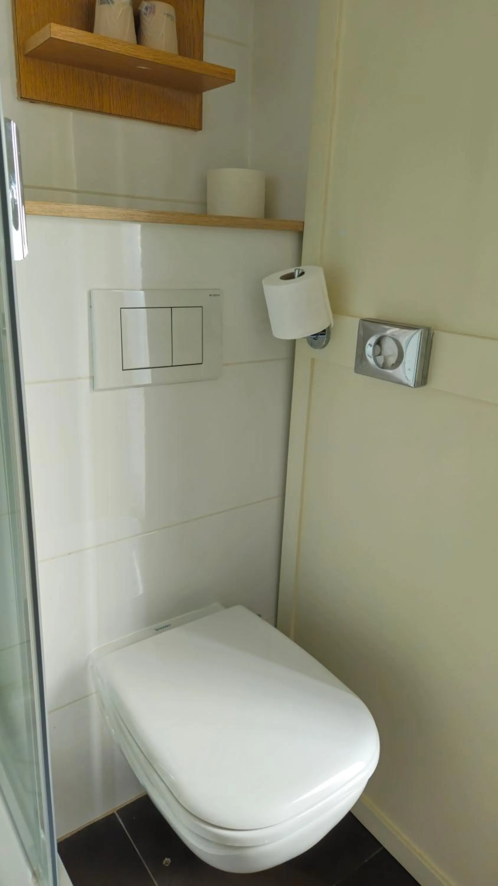 Toilet in Best Western Hotel Acadie Paris Nord Villepinte