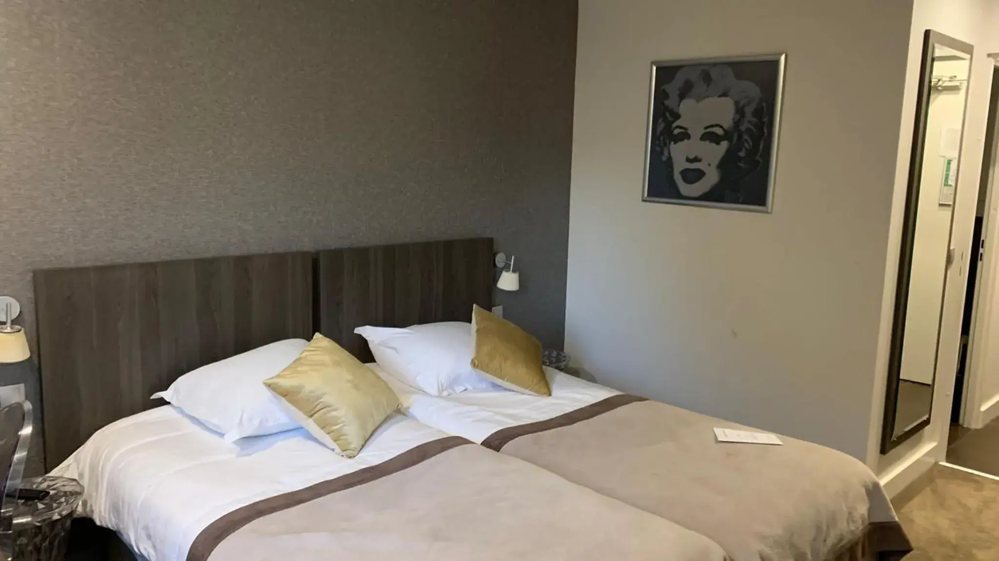 Bed in Best Western Hotel Acadie Paris Nord Villepinte