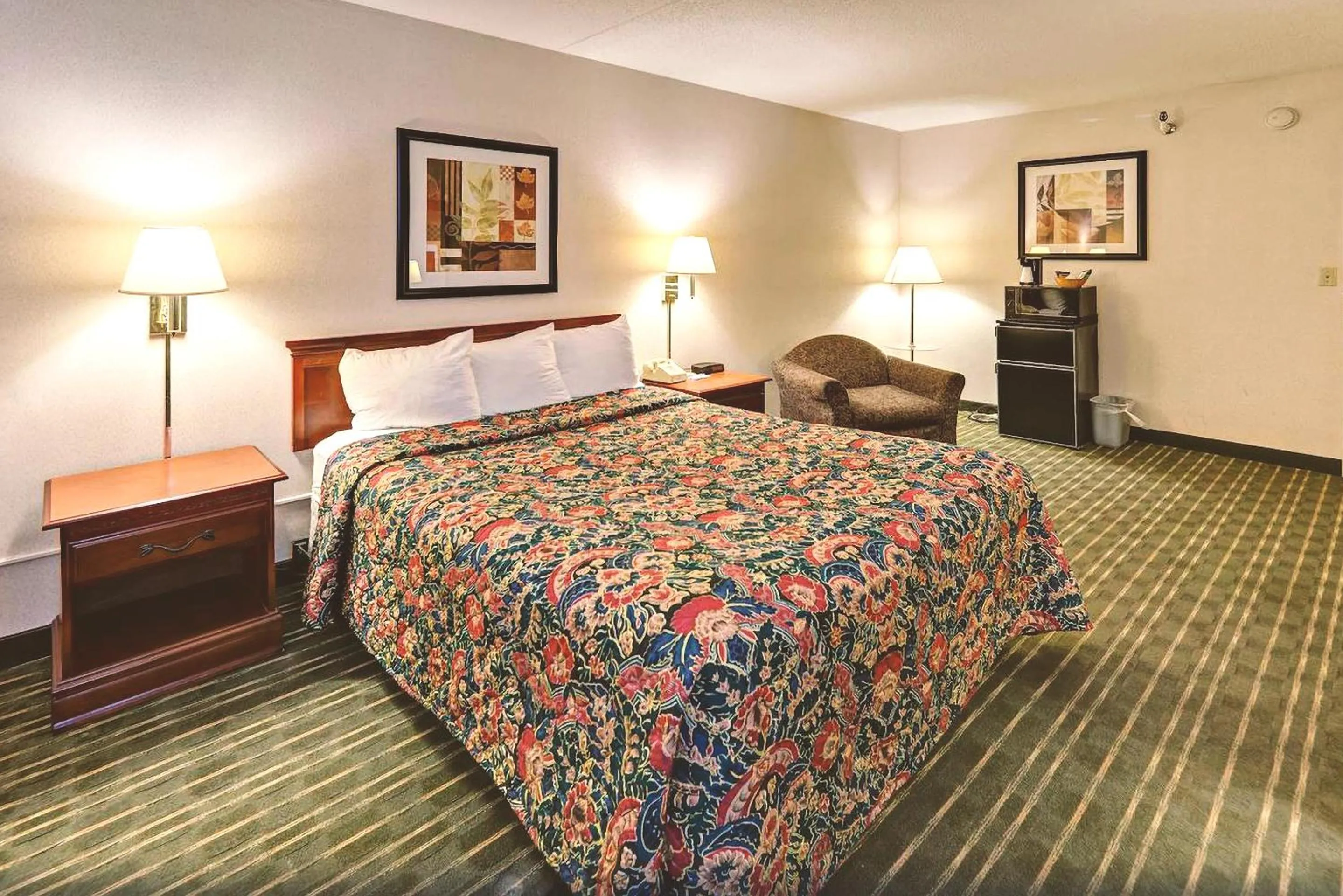 Standard Queen Room in Key Inn Roseville