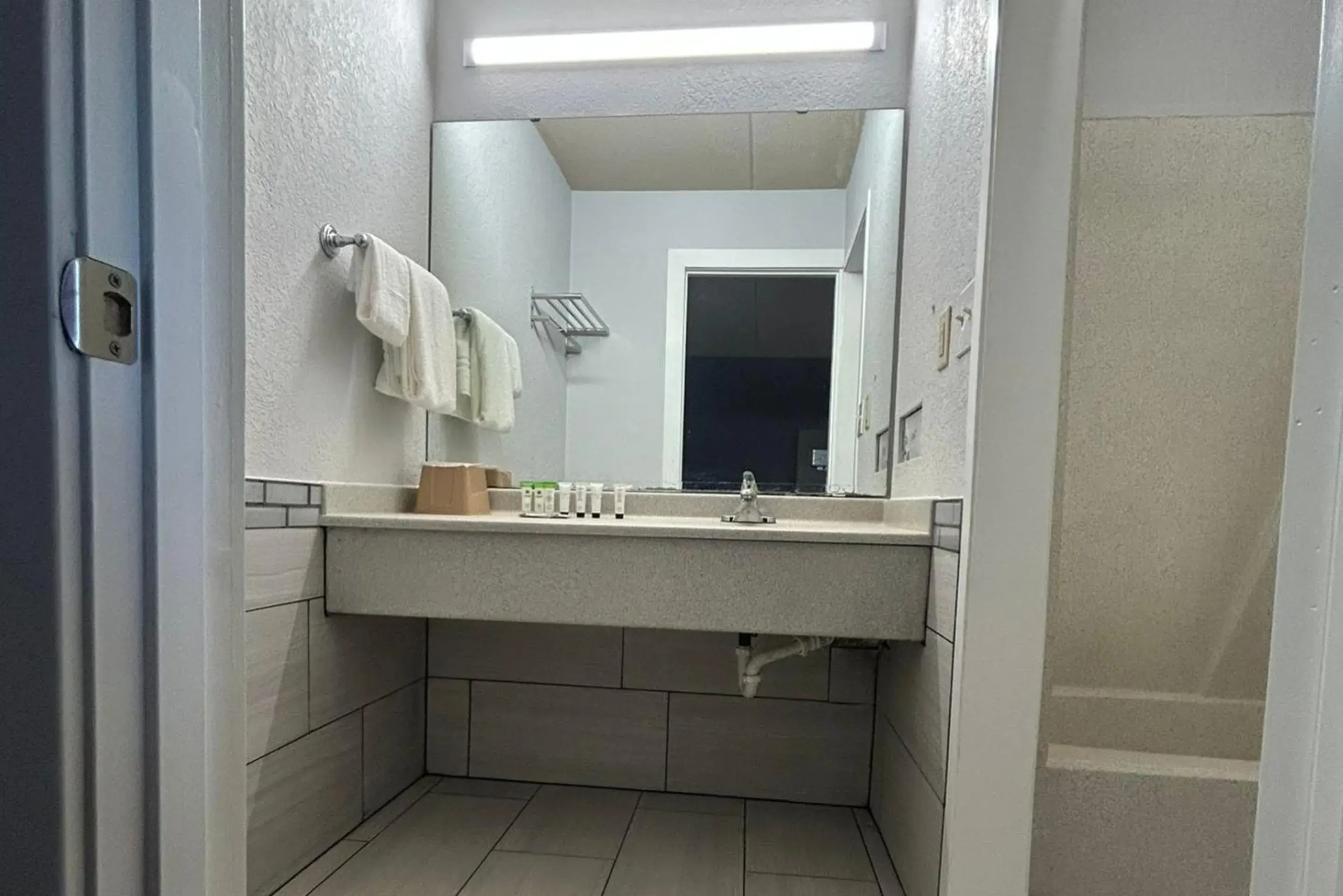 Bedroom in Key Inn Roseville Bedroom in Key Inn Roseville