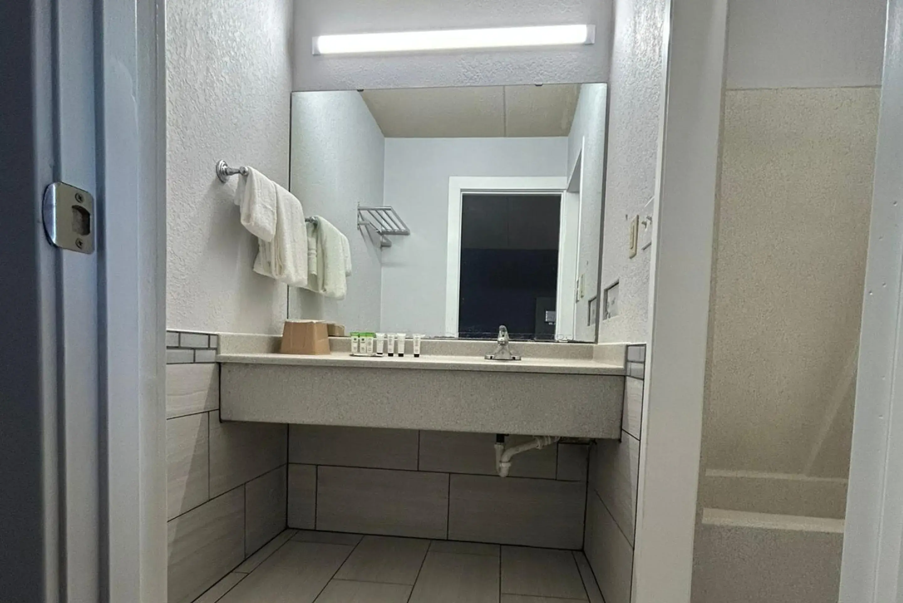 Bathroom in Key Inn Roseville Bathroom in Key Inn Roseville