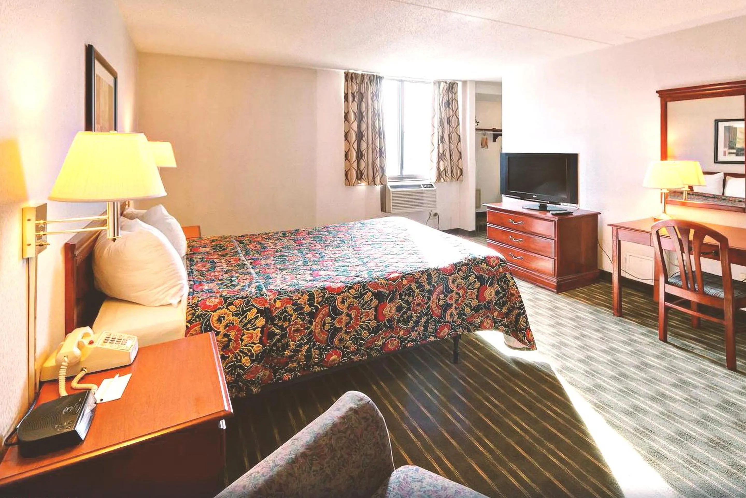 Queen Room - Disability Access in Key Inn Roseville
