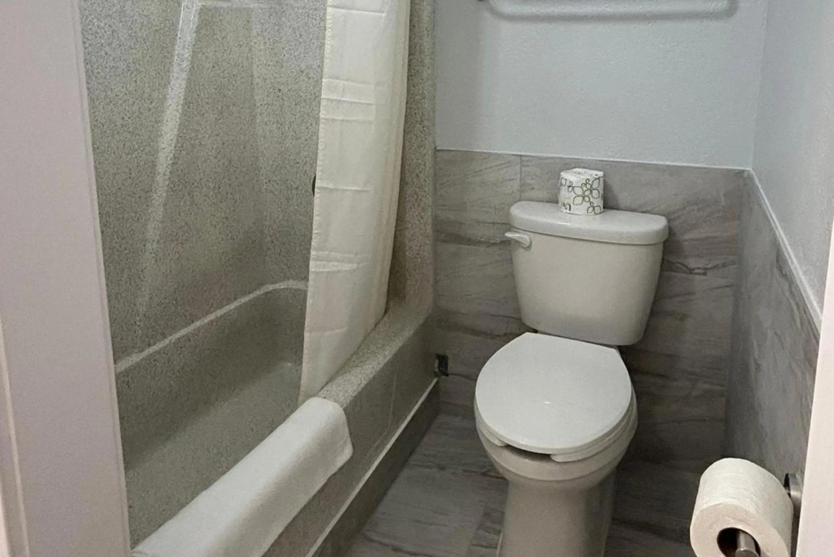 Bathroom in Key Inn Roseville