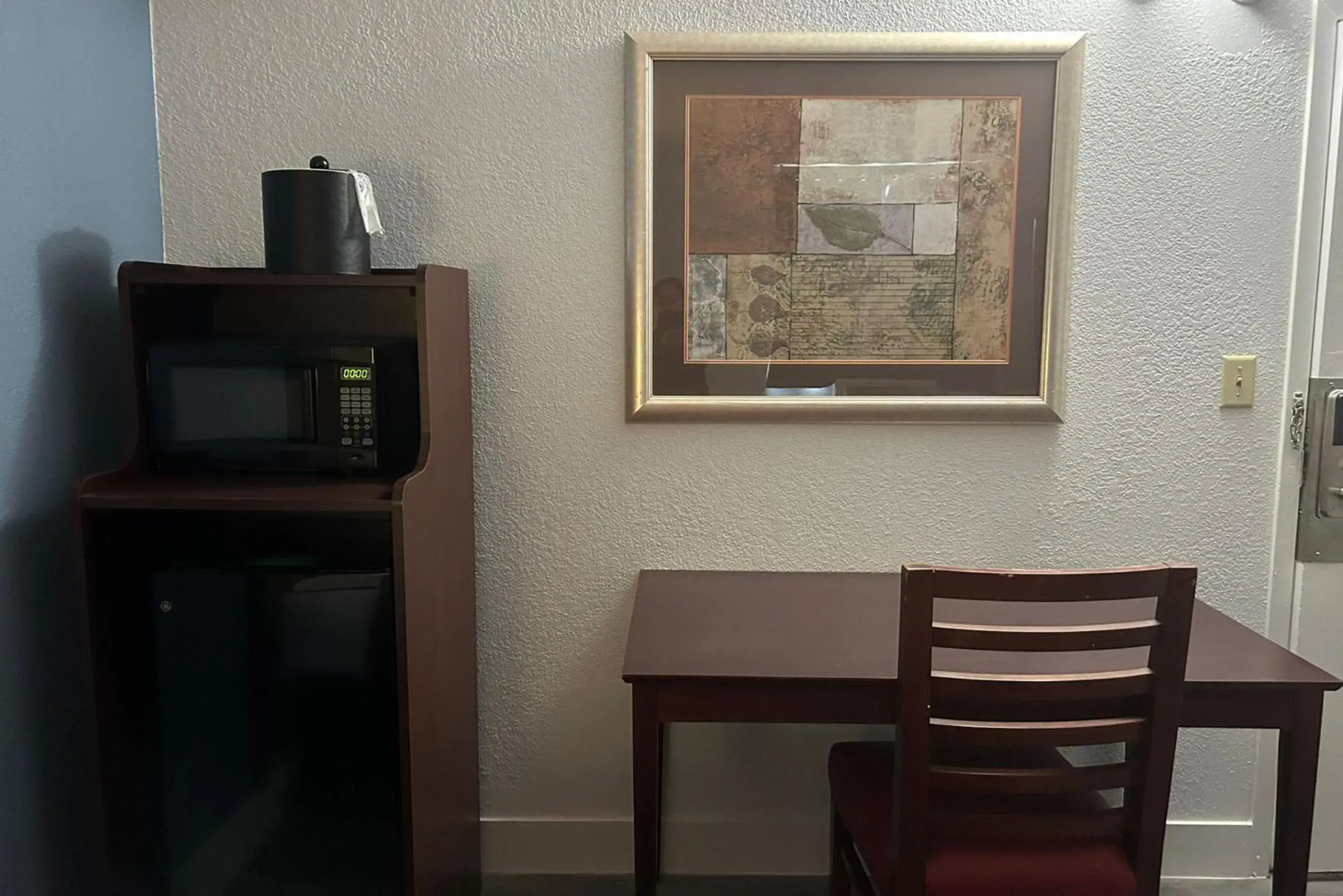 Bedroom in Key Inn Roseville Bedroom in Key Inn Roseville