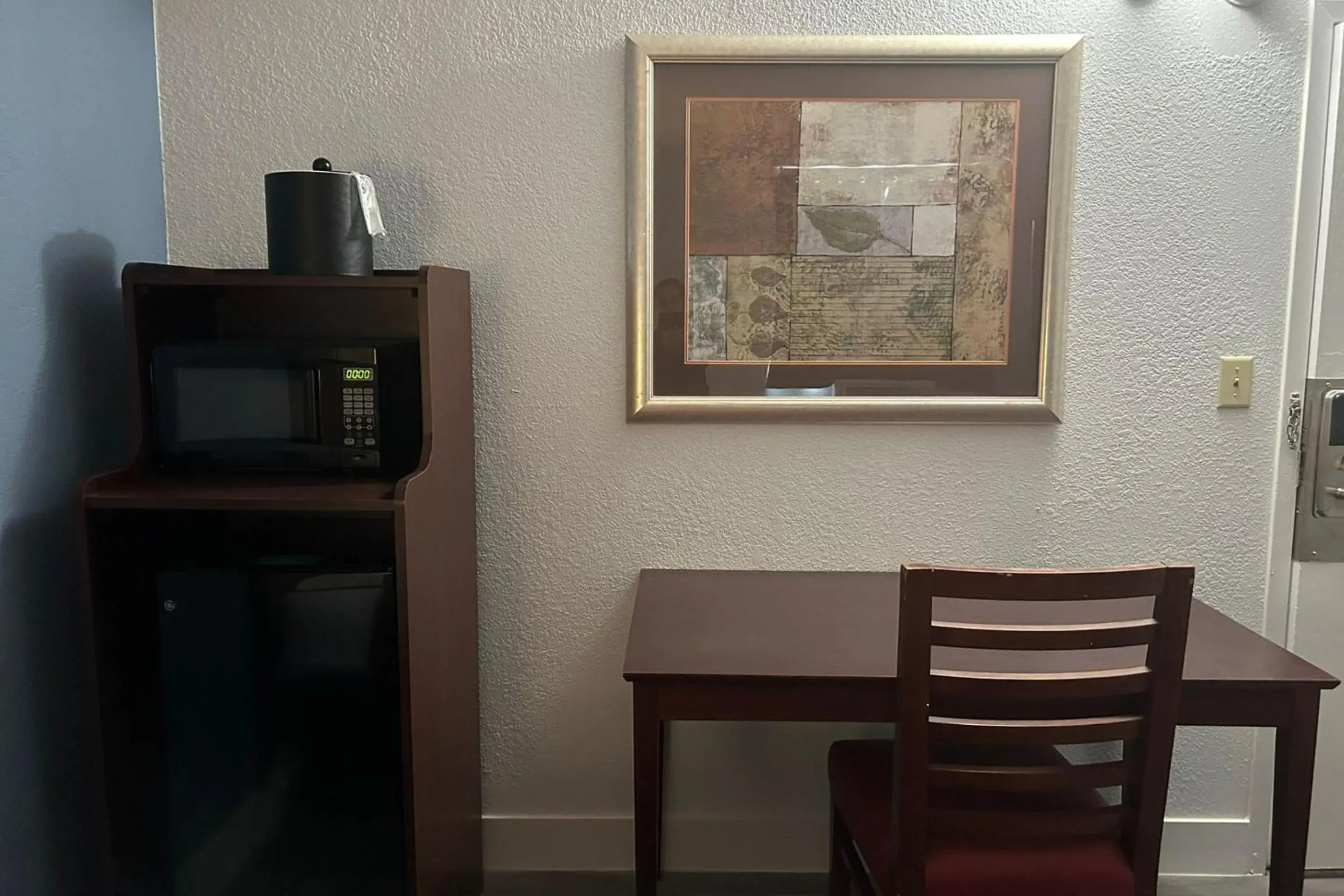 Bedroom in Key Inn Roseville Bedroom in Key Inn Roseville