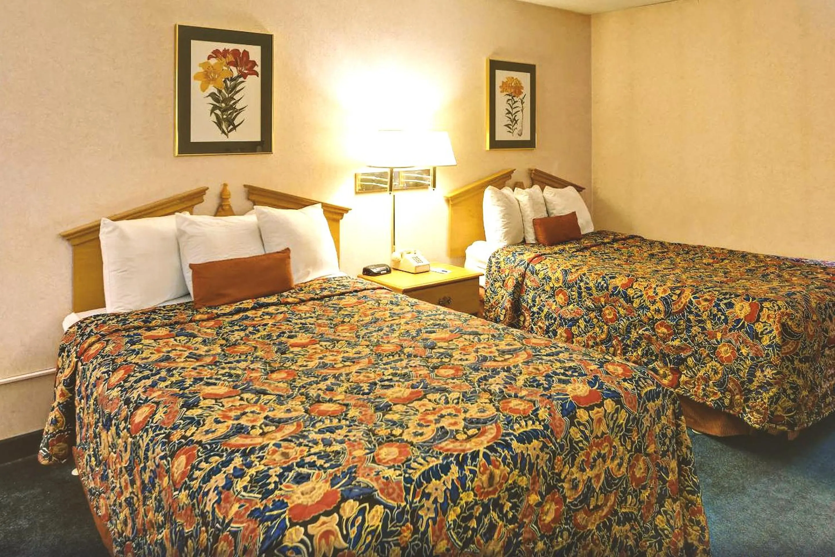 Queen Room with Two Queen Beds - Disability Access in Key Inn Roseville