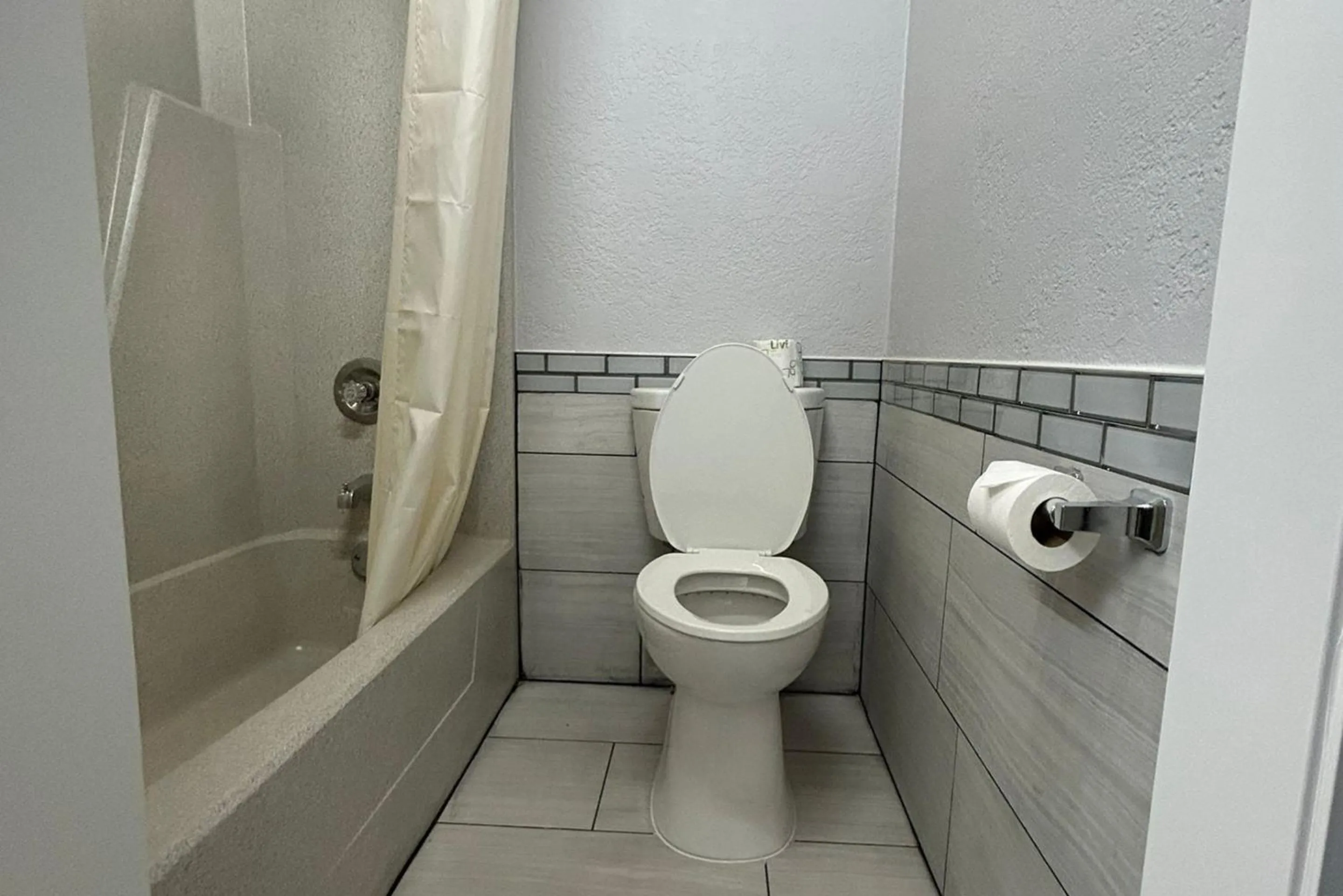 Bathroom in Key Inn Roseville