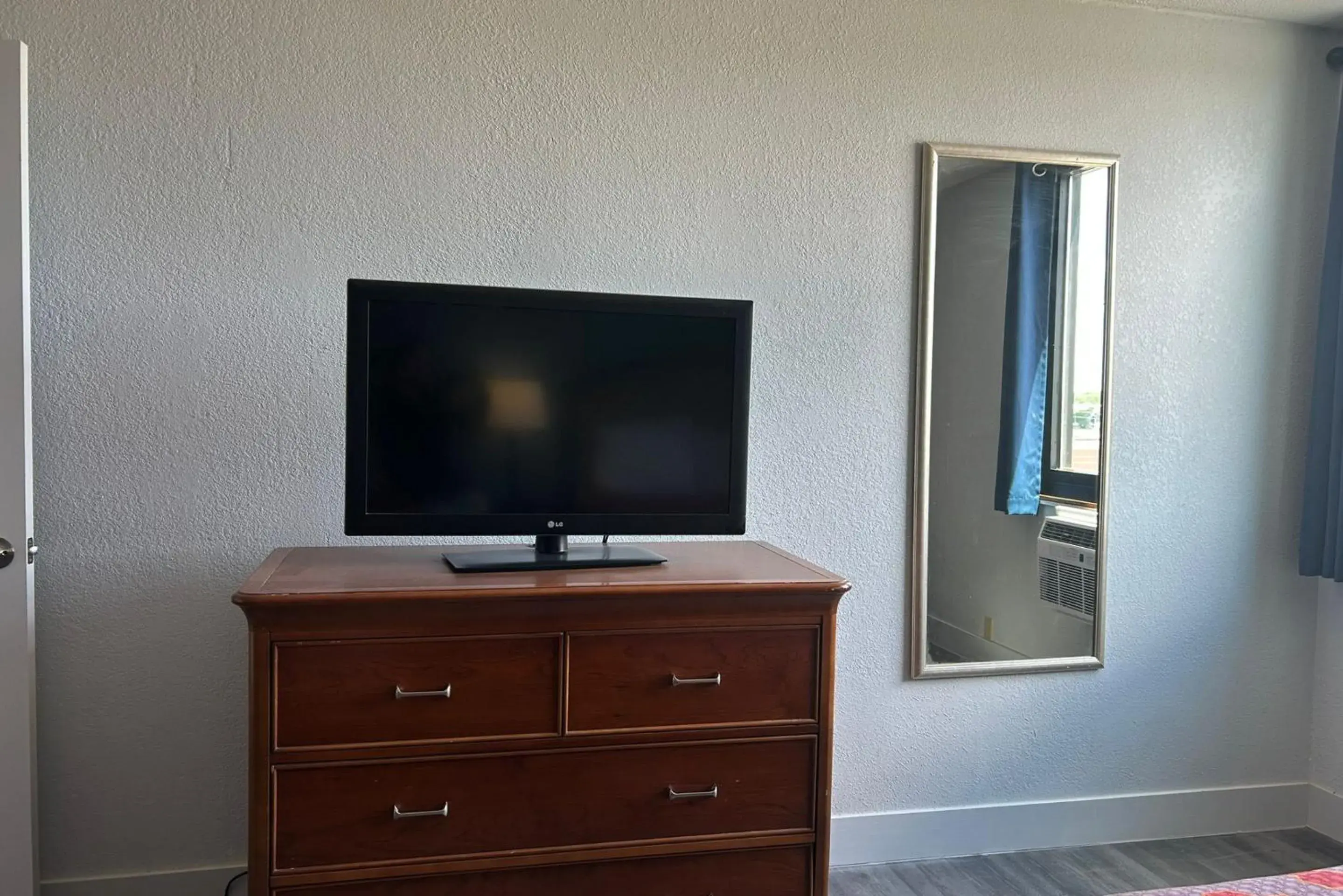 Bedroom in Key Inn Roseville Bedroom in Key Inn Roseville