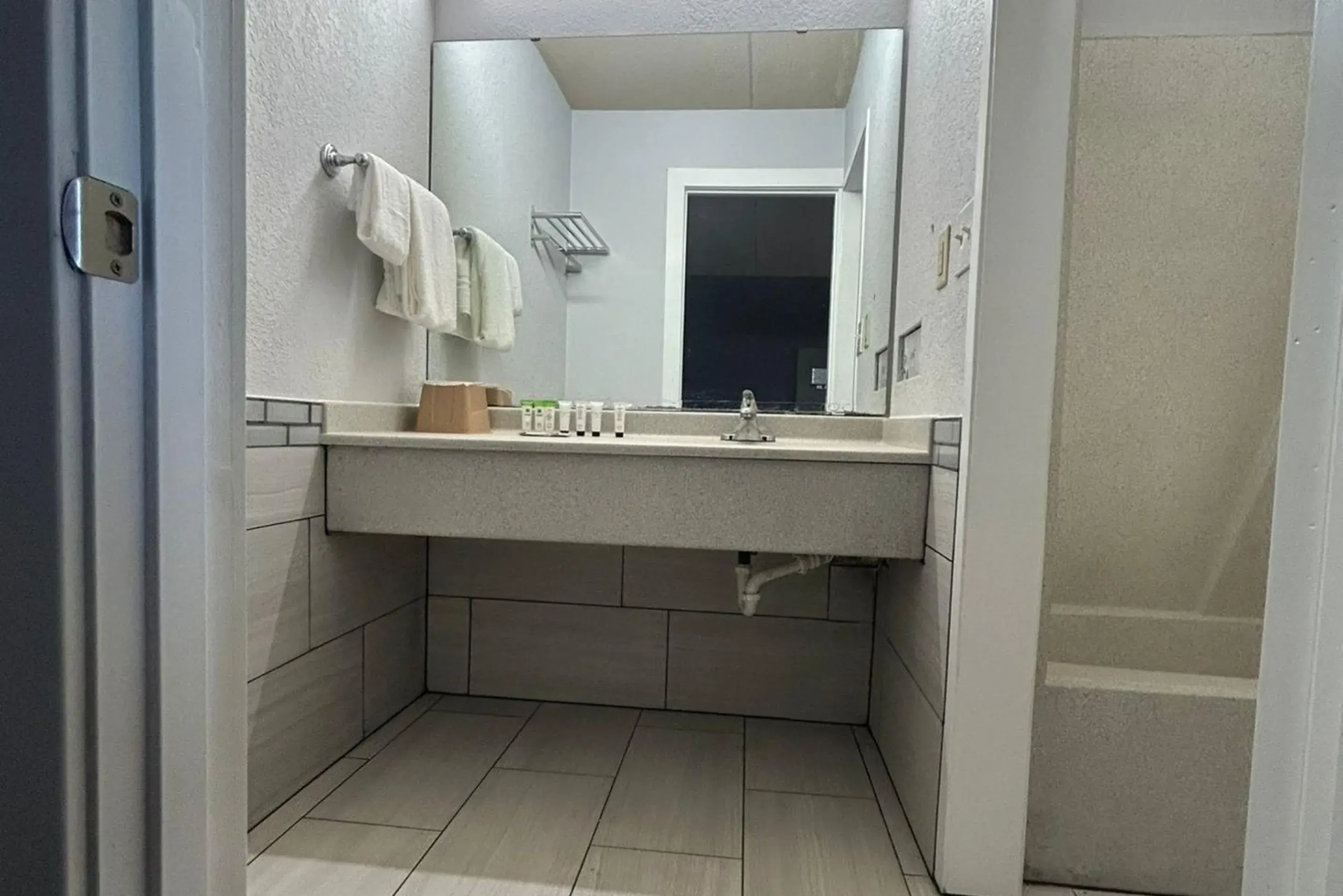 Bathroom in Key Inn Roseville Bathroom in Key Inn Roseville