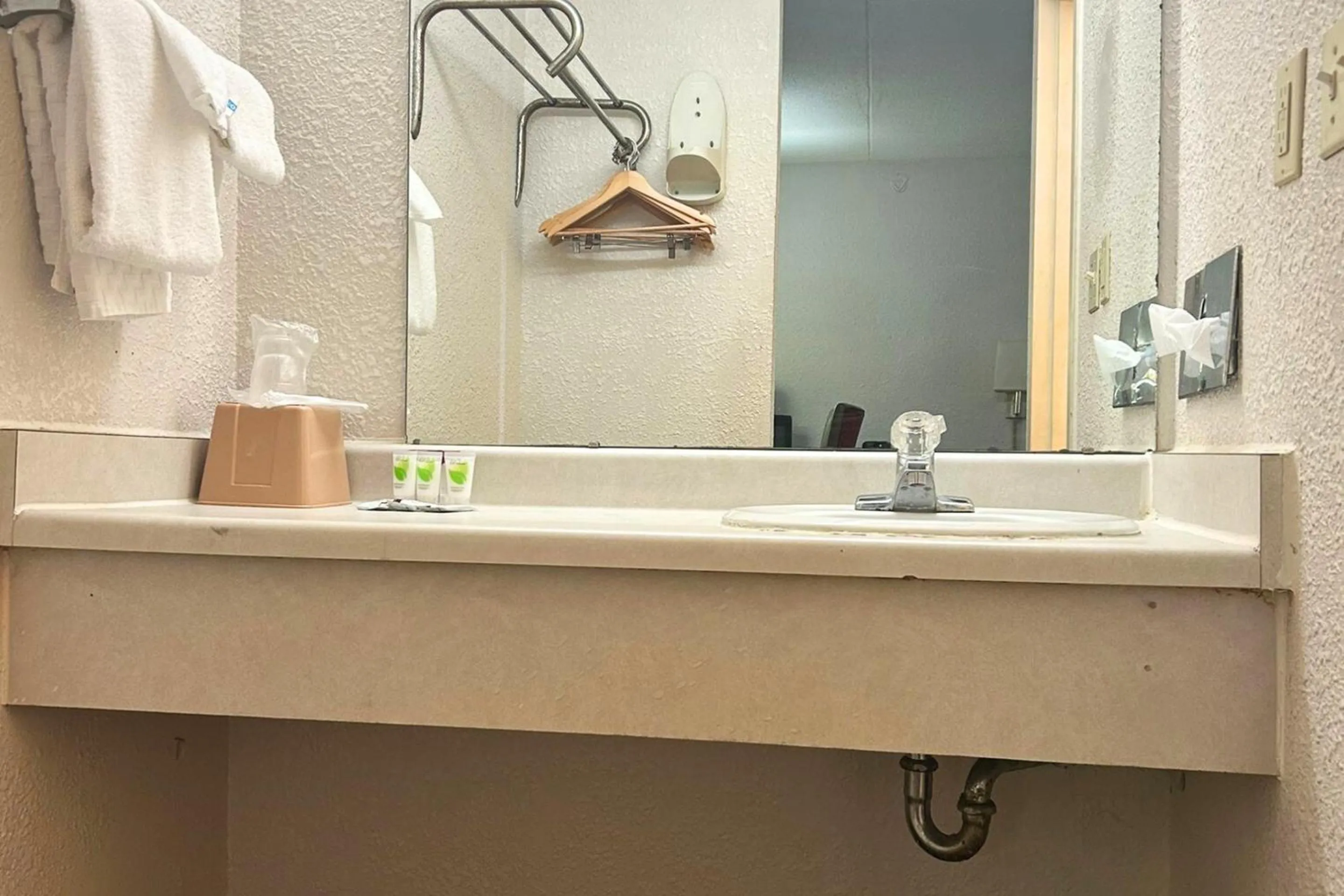 Bathroom in Key Inn Roseville