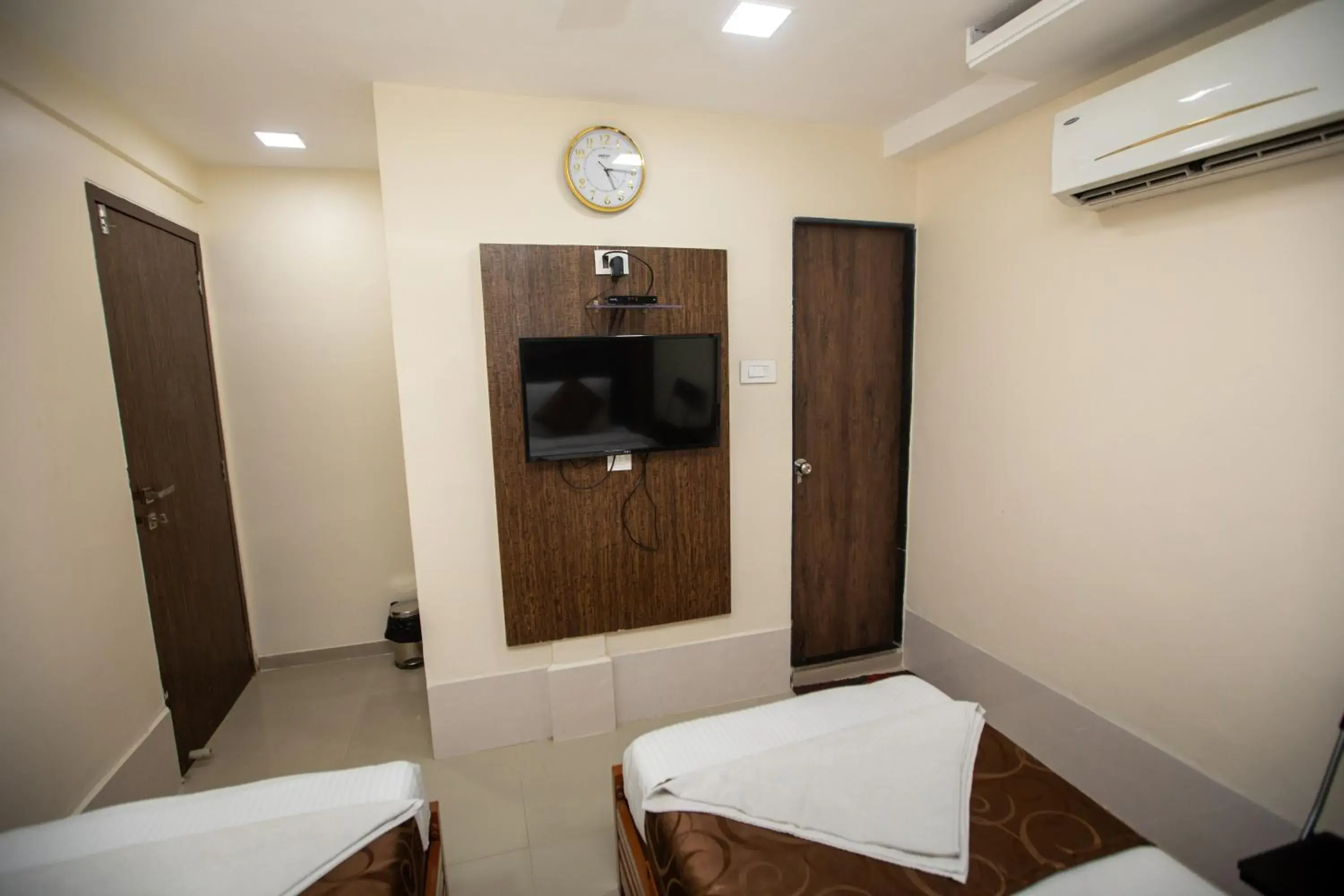 TV and multimedia, Bed in Hotel J D Residency TV and multimedia, Bed in Hotel J D Residency