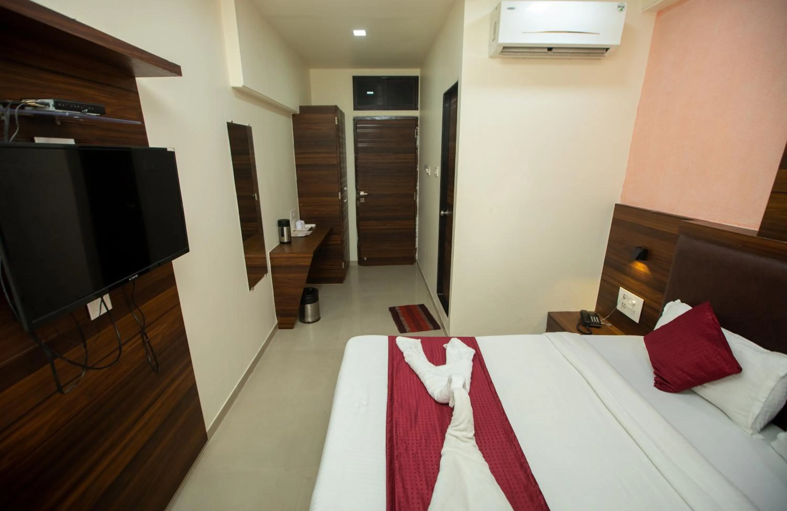 Communal lounge/ TV room, Bed in Hotel J D Residency