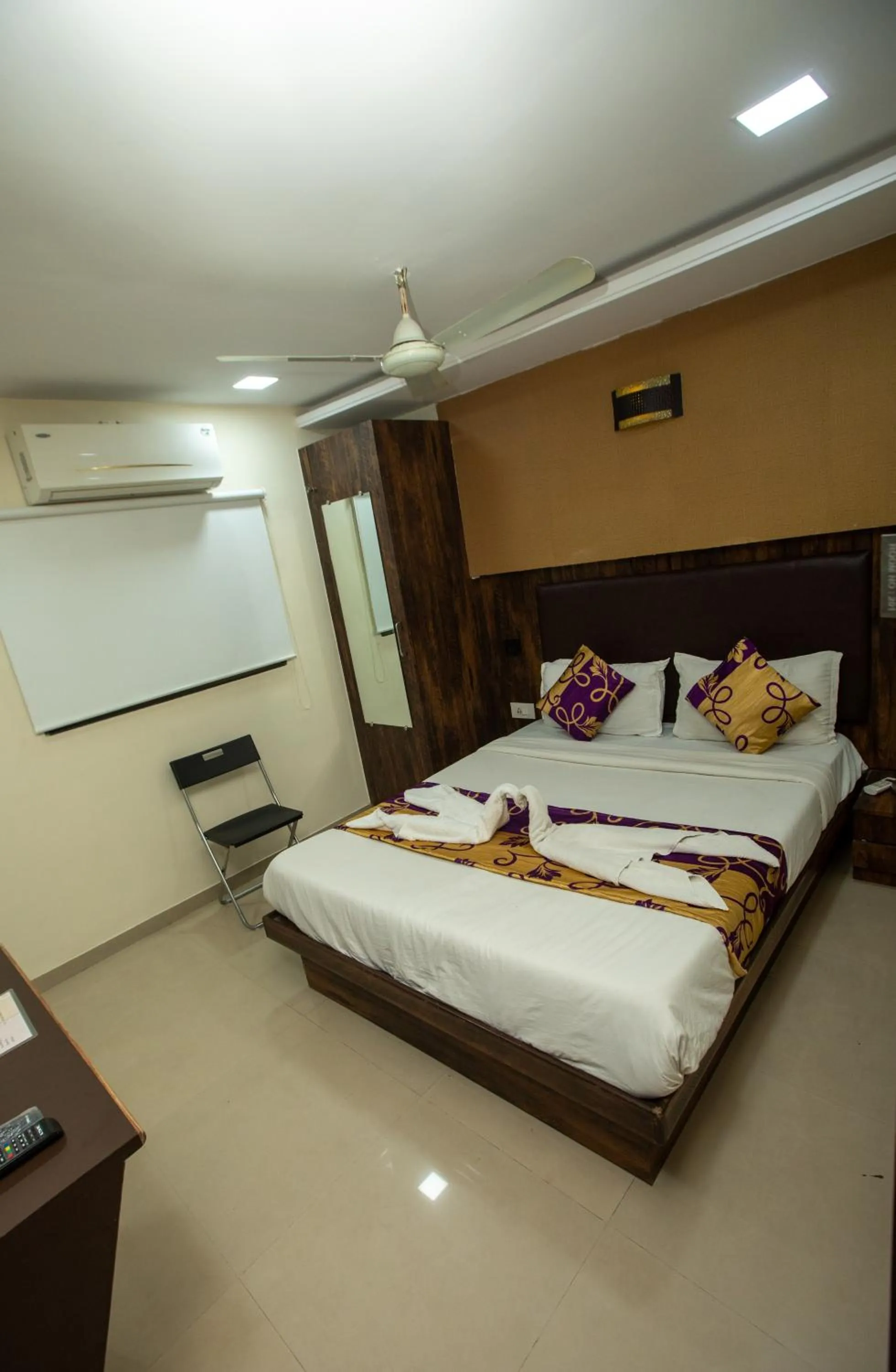 Bed in Hotel J D Residency