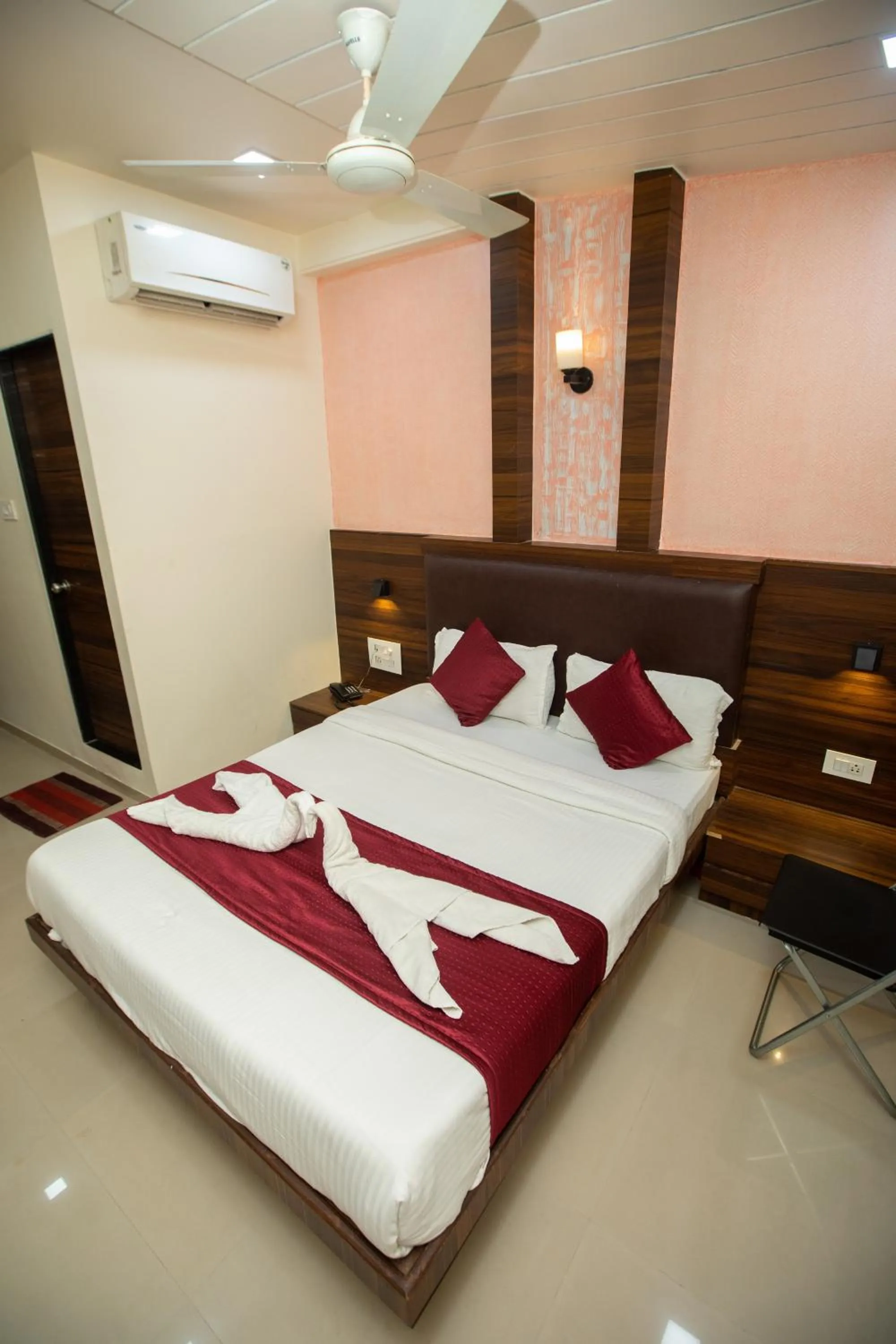 Bed in Hotel J D Residency