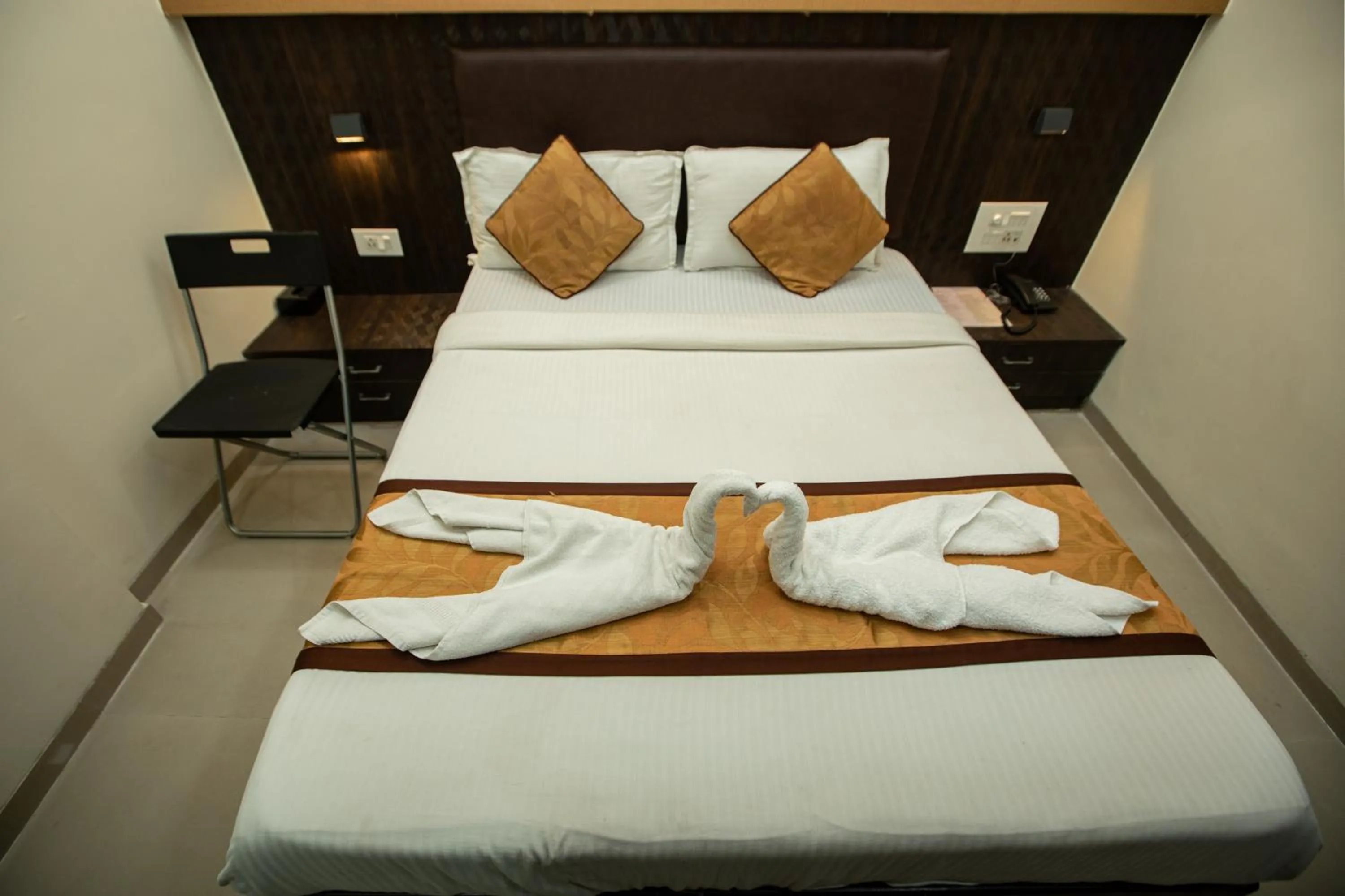 Bed in Hotel J D Residency