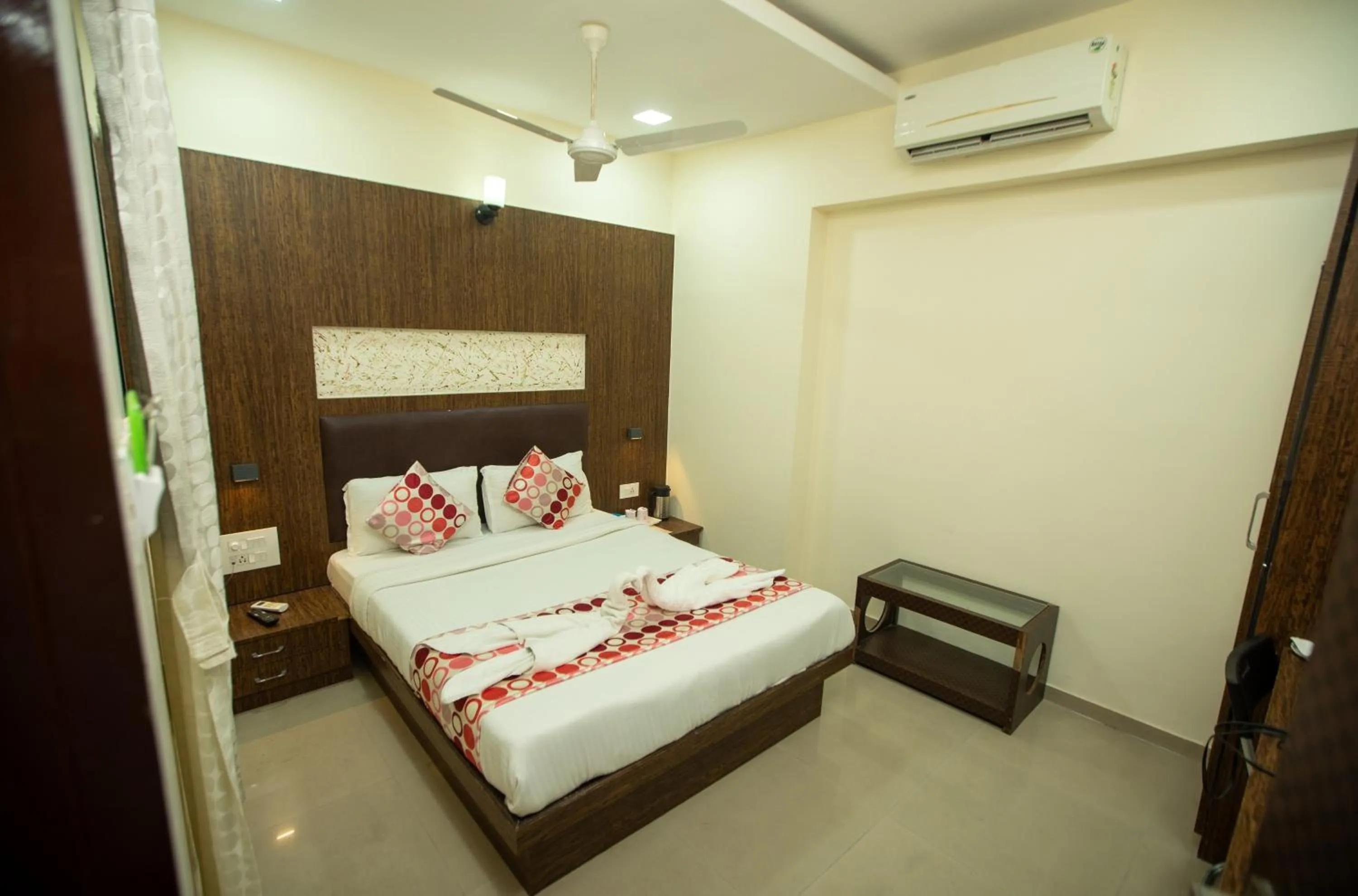 Bed in Hotel J D Residency
