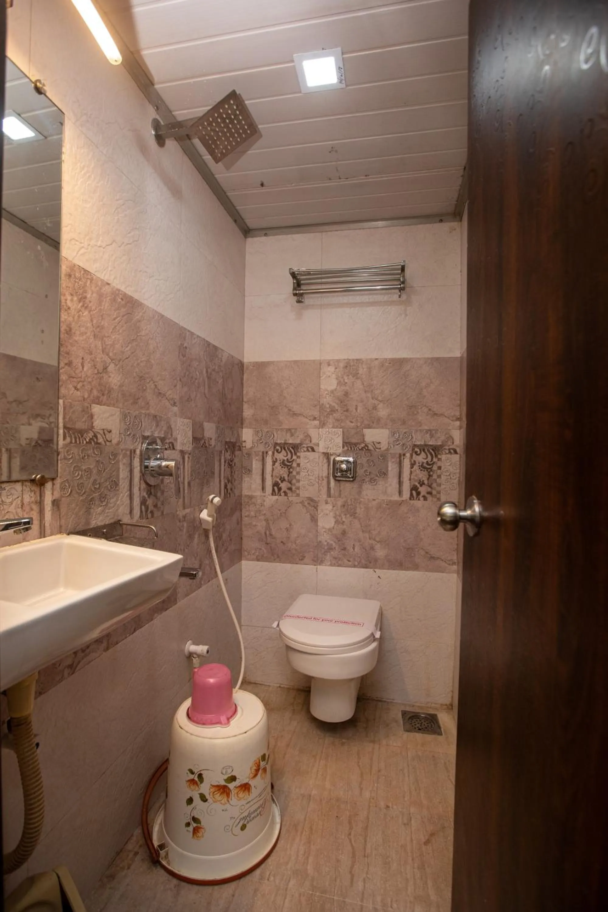 Shower in Hotel J D Residency