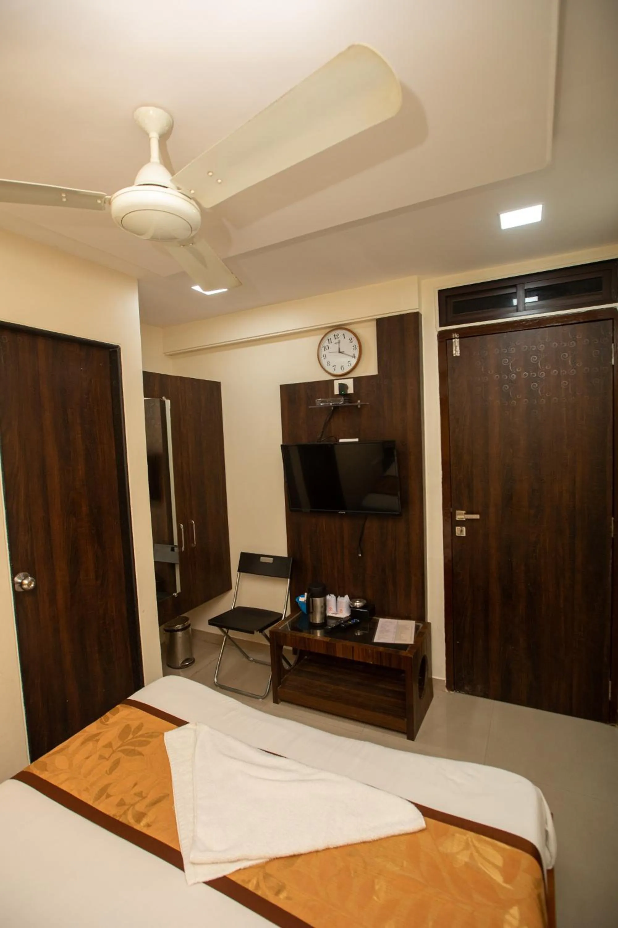 Communal lounge/ TV room, Bed in Hotel J D Residency