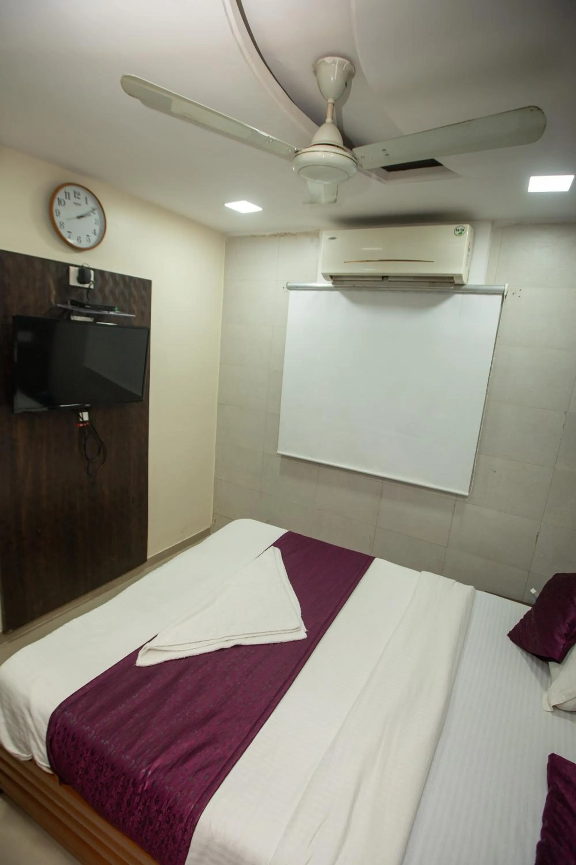 Bed in Hotel J D Residency