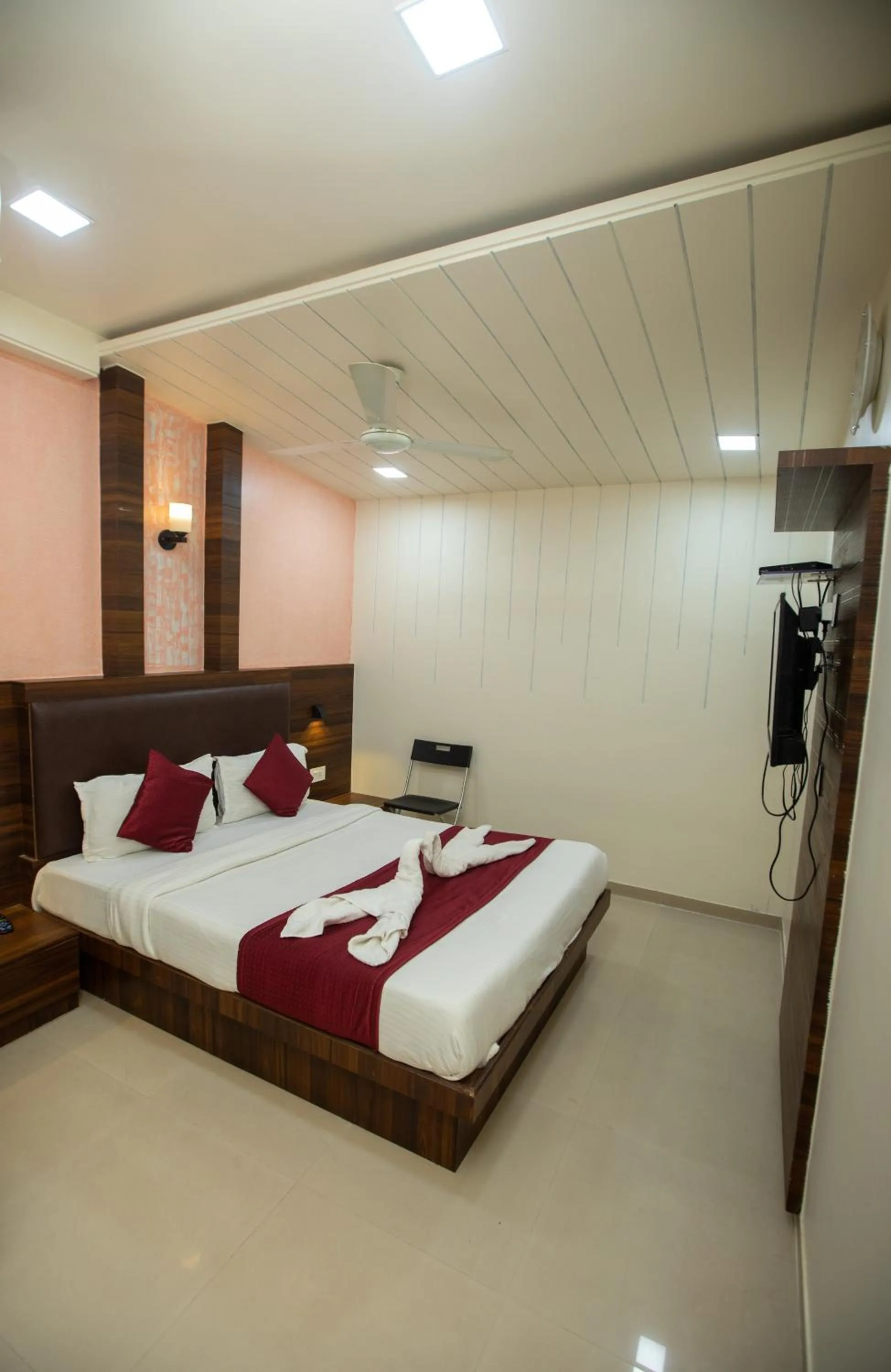 Bed in Hotel J D Residency