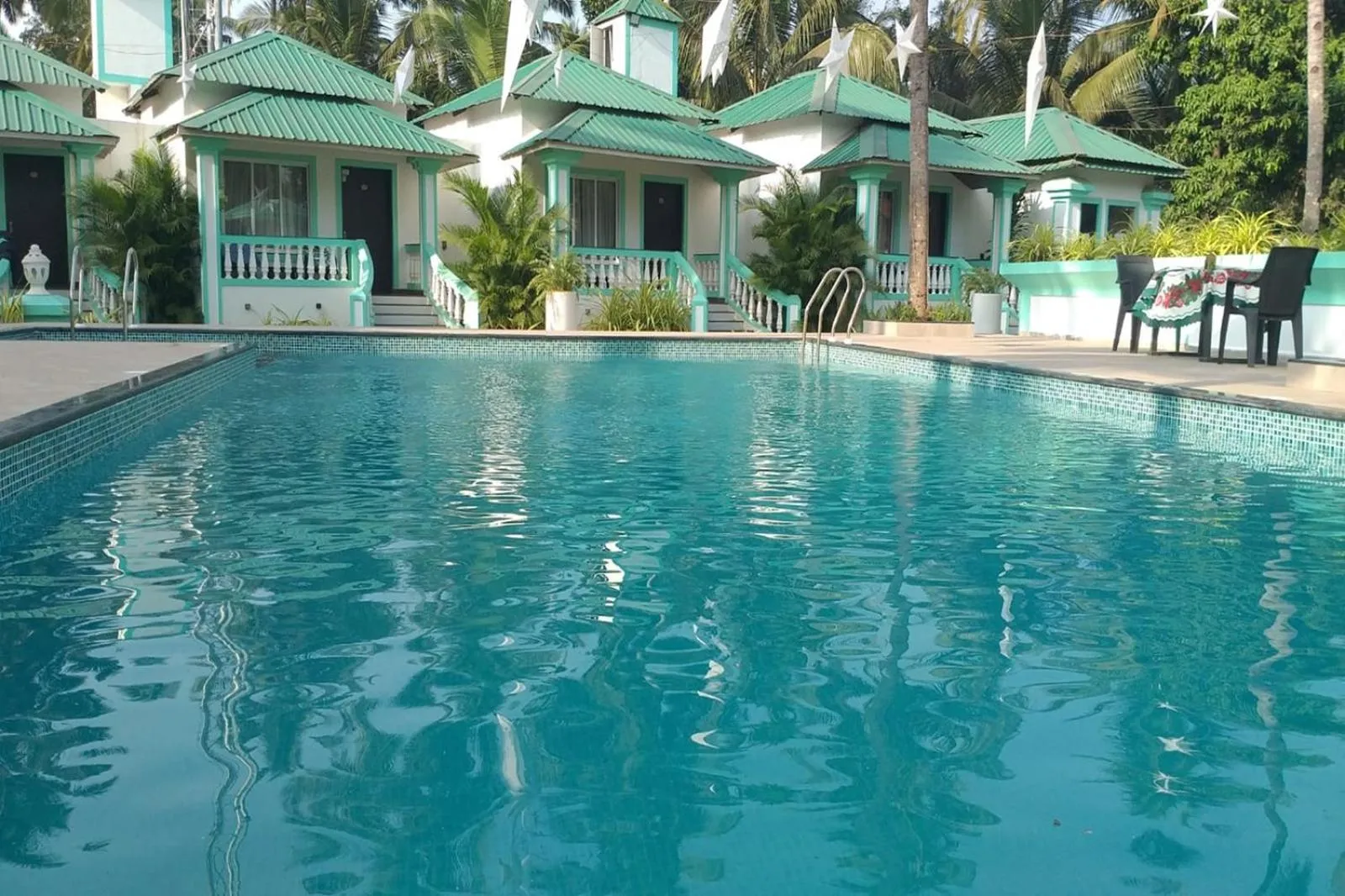Swimming pool in D7 La Serene