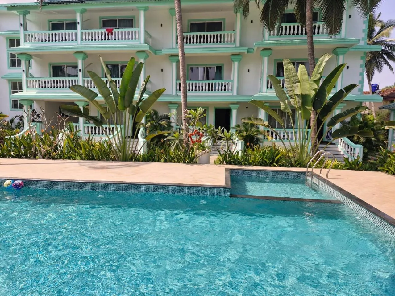 Swimming pool in D7 La Serene