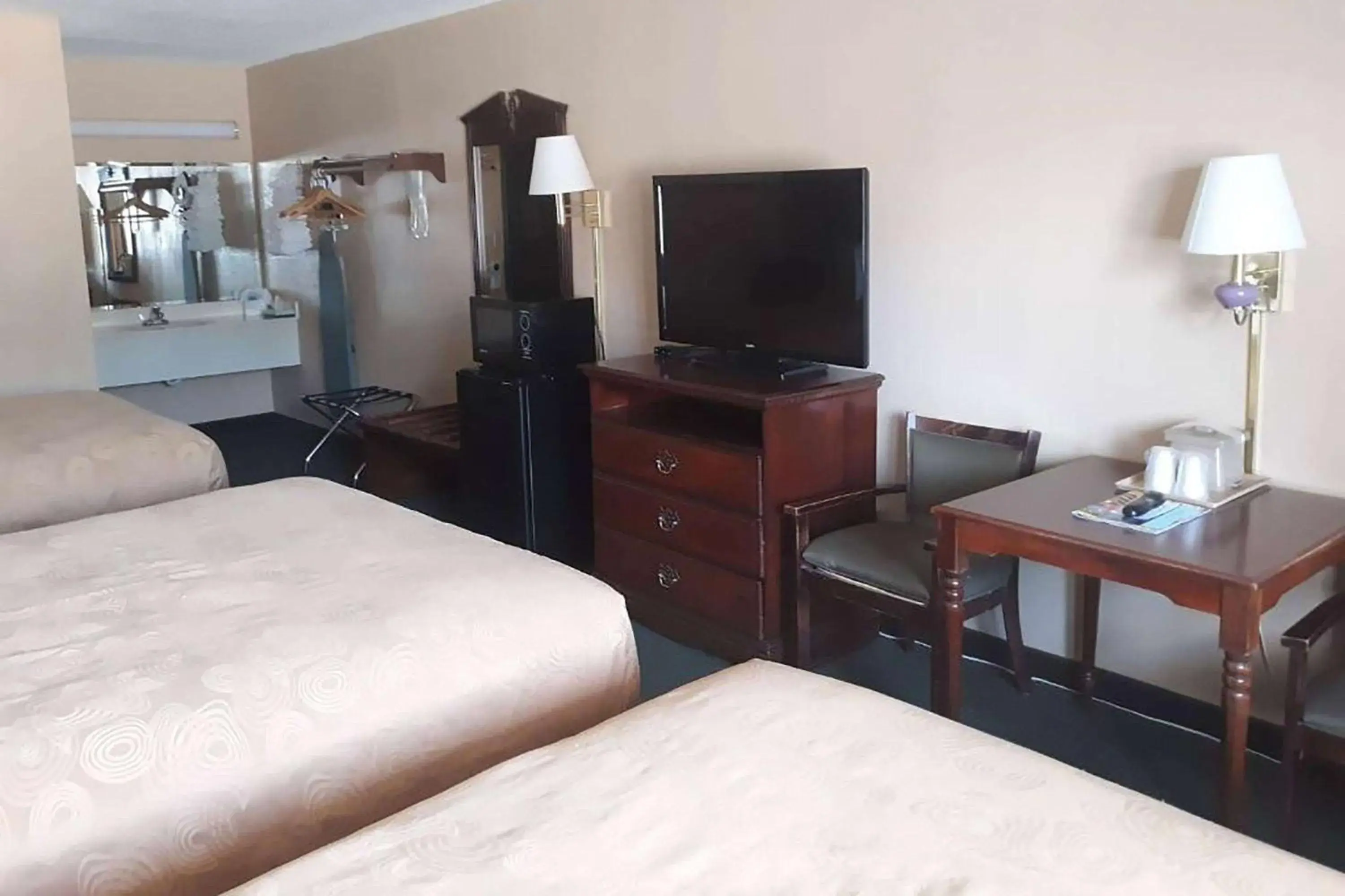 Photo of the whole room, Bed in Angel Inn Near IMAX, a Travelodge by Wyndham Photo of the whole room, Bed in Angel Inn Near IMAX, a Travelodge by Wyndham