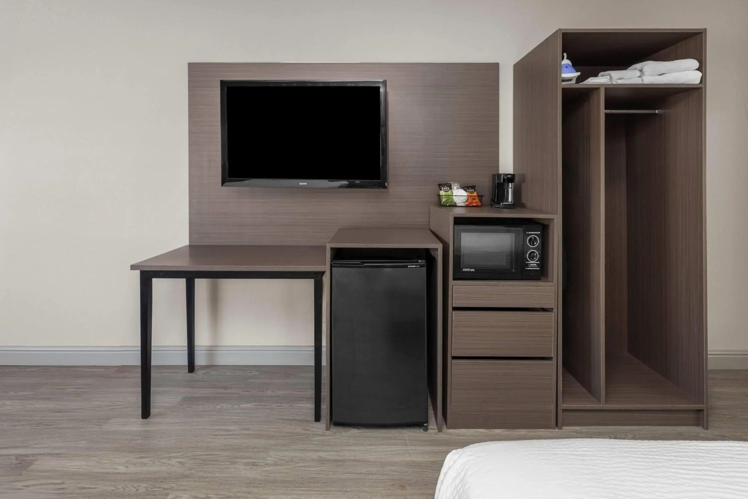 Photo of the whole room in Angel Inn Near IMAX, a Travelodge by Wyndham Photo of the whole room in Angel Inn Near IMAX, a Travelodge by Wyndham