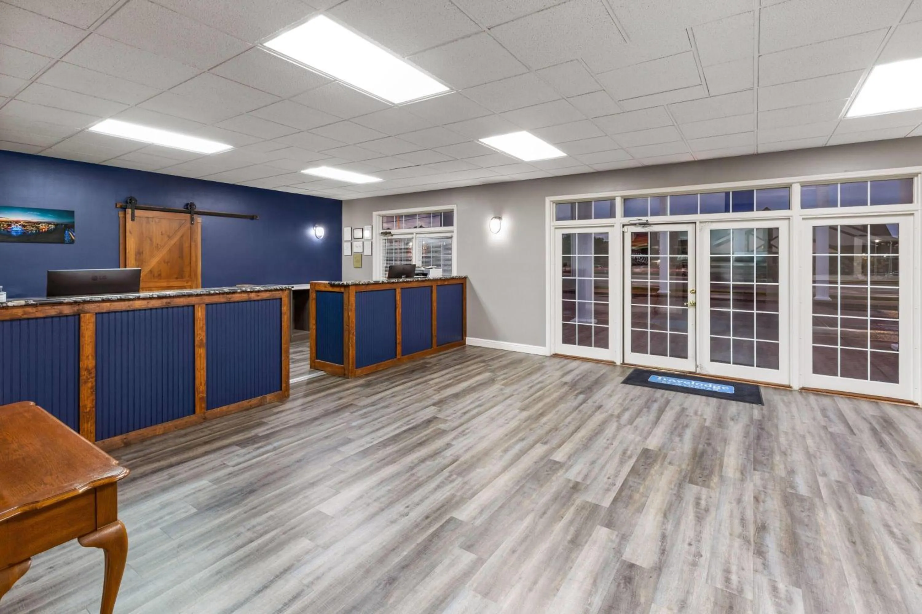 Lobby or reception in Angel Inn Near IMAX, a Travelodge by Wyndham